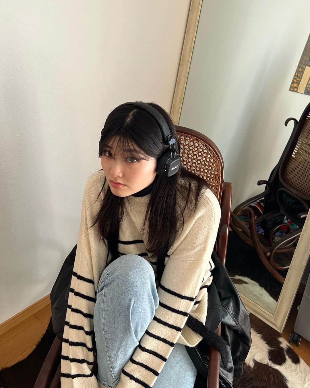 ちゃきのインスタグラム：「冬のハイネックニットコーデ！ ⁡ ⁡ チクチク感のない やわらかい生地感なので 休日はもちろん通勤通学服としても 重宝できると思います♡ @angie_vintage_official⌇ ⁡ ⁡ それに、顔まわりを避けた ボーダー柄デザインだから 顔・肩幅が強調されることなく 着れるのもすごく良き！ 気になった方はぜひ🍥ˊˎ˗ ⁡ ⁡ ⁡ #ニットコーデ #冬コーデ #angie #angie_vintage #angie_ootd ※ zozotownにて¥1,000クーポン開催中！」