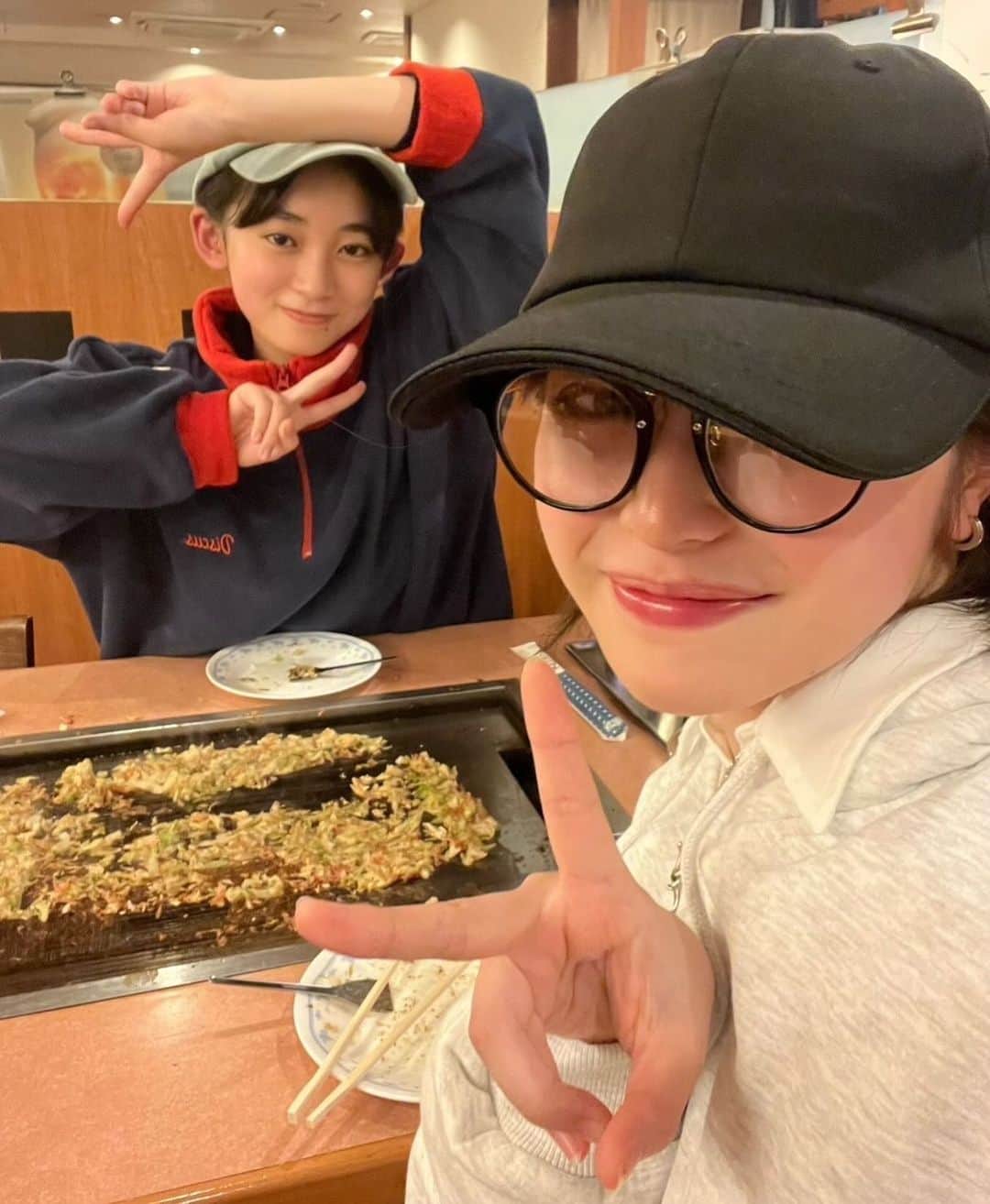 豊嶋花のインスタグラム：「久々のはなはなコンビ〜！！🌼*･ ばらかもんの撮影の時から、行こうね行こうねと言っていた念願のもんじゃを、よーうやく食べに行ったよ！幸せだった( ¯ᵕ¯ )♡」