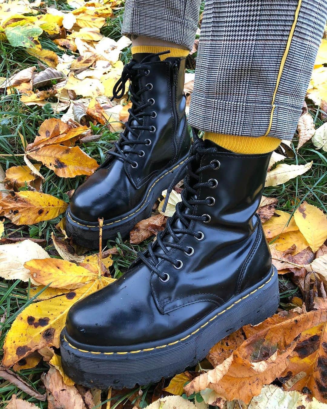 ドクターマーチンのインスタグラム：「秋のお出かけシーズンにタフなドクターマーチンのブーツは最適。 都会でも自然の中でもあなたにぴったりのスタイルを楽しんで。  Wearing by _inonne_rust   #DrMartens #ドクターマーチン」