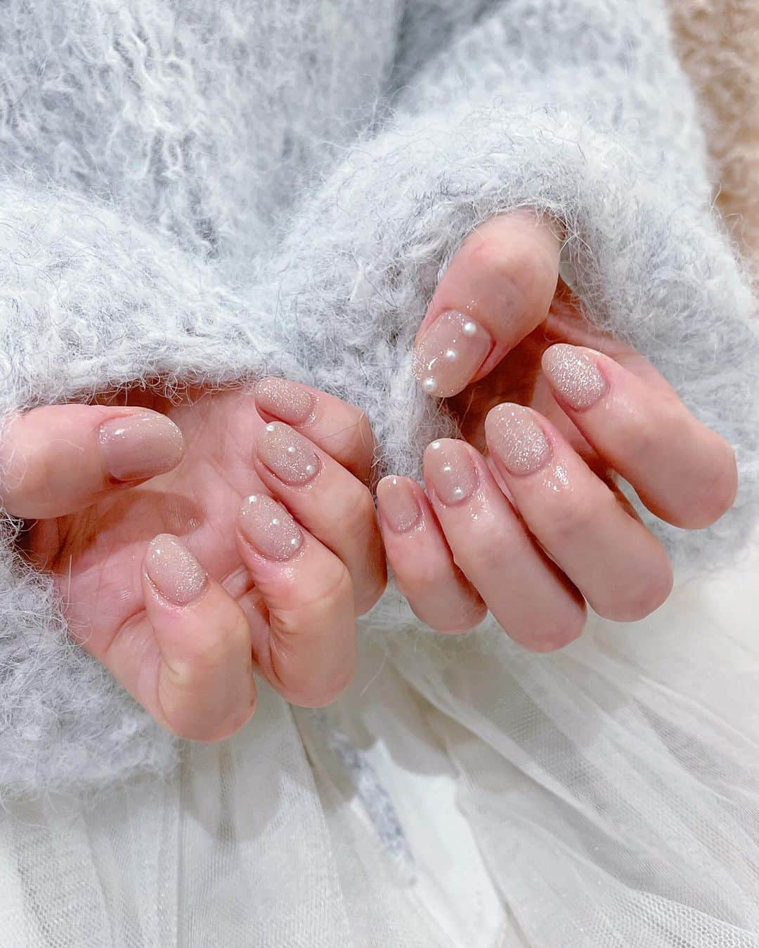 黒坂優香子のインスタグラム：「🤍🫧  New nails💅  マグネットネイルにポイントでパールを。 可愛い…！♡  マグネットのカラーも色々混ぜて作ってくれたよ🫶🏻 角度によって見え方が変わるのも、この細かいラメ感も本当に可愛い♡  @deicy_shibuya  @nanachan_0317 ちゃんいつも可愛いネイルありがとう♡  #nails #deicy #ネイル #マグネットネイル #パールネイル」