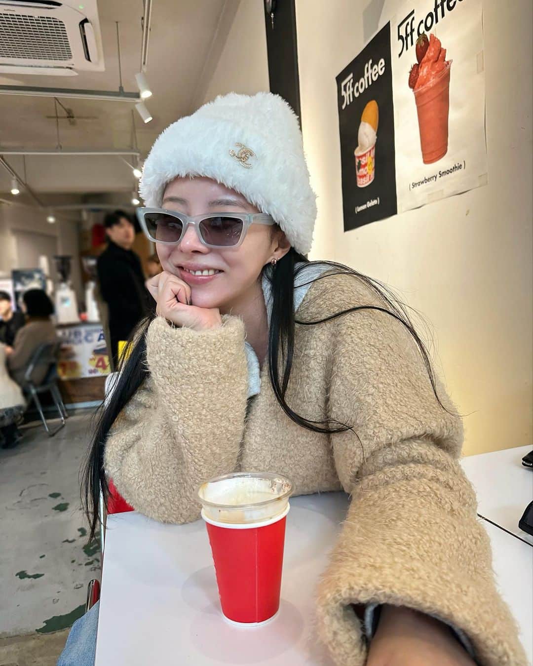 MeJiwooのインスタグラム：「☕️&🍕..✨  오늘도 살벌하게 추웠지만, 자켓.. 꽤나 따수웠다🤍」