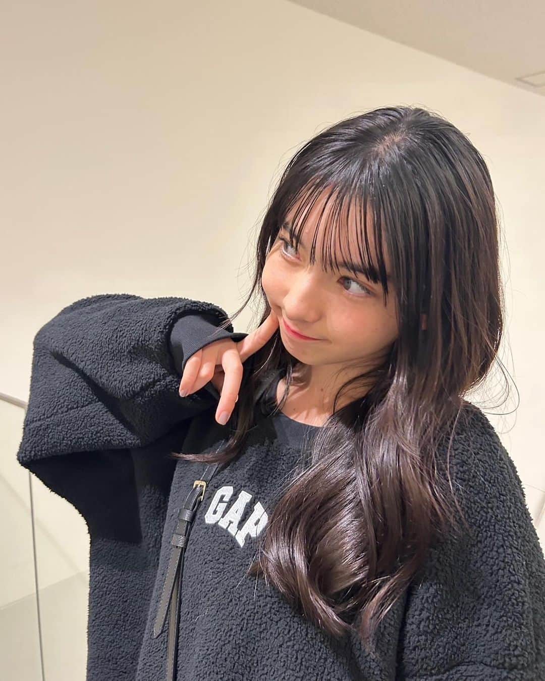 新潮社「ニコラ」のインスタグラム：「冬のだぼっと韓国カジュアルコーデ🖤 GAP のオーバーサイズニットをミニワンピ風に着こなして オールブラックコーデにしてみました♩  knit...GAP skirt...GRL boots...chico bag...Samantha Thavasa  #ニコラ #nicola #ニコラ12月号 #ニコラモデル #ニコモ #fjc #sjc #ljc #fjk#ブラックコーデ#GAP#grl#chico#samanthathavasa #Mian_code」