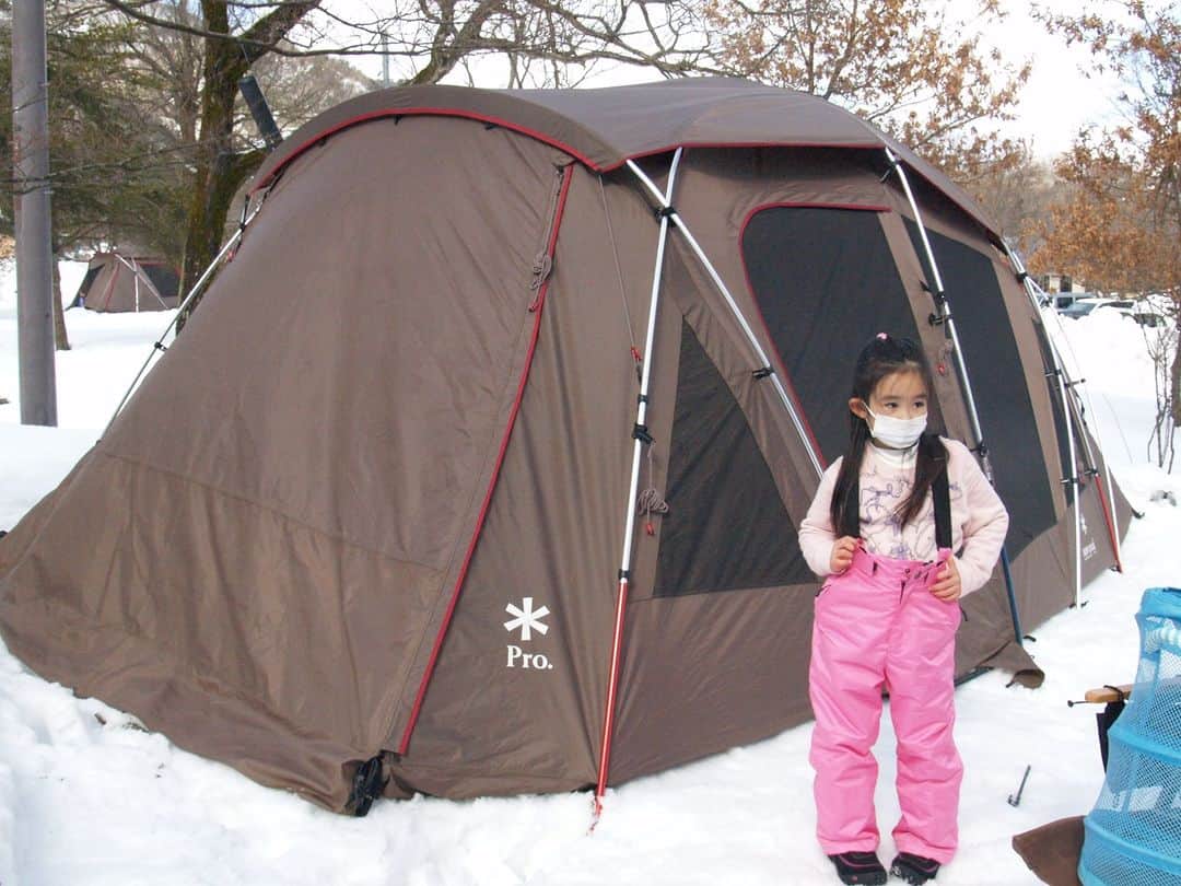 Snow Peakさんのインスタグラム写真 - (Snow PeakInstagram)「【コラム更新｜心から信頼するひと。】娘の誕生を機に、キャンプを始めた山下さんご一家。最初の年はいつも天候に恵まれず、テントが雨漏りしたり、風で壊れかけたり、トラブル続きだったと振り返ります。妻と娘が安心してキャンプを楽しめる道具が欲しいと思い、行き着いたのがスノーピーク製品でした。  全幅の信頼を寄せるスタッフ藤坂との出会いやその理由、ご家族とのキャンプについて、お話を伺いました。  ーーーーーーーーーーー 【65周年企画】vol.3 from USER 心から信頼するひと。 ーーーーーーーーーーー  本編は、ストーリーズ、ハイライト「読みもの」からどうぞ。  ＊スノーピーク創業65周年を記念した特別企画。 ユーザーとスタッフの温かなつながりを、それぞれの視点からお伝えします。 今回はユーザーさんの視点から語られる、スタッフとのつながりのお話です。　  #snowpeak #snowpeak65yearsanniversary #camp #outdoor #スノーピーク #ファミリーキャンプ #ランドロック #ペグハンマーProC」11月12日 17時00分 - snowpeak_official