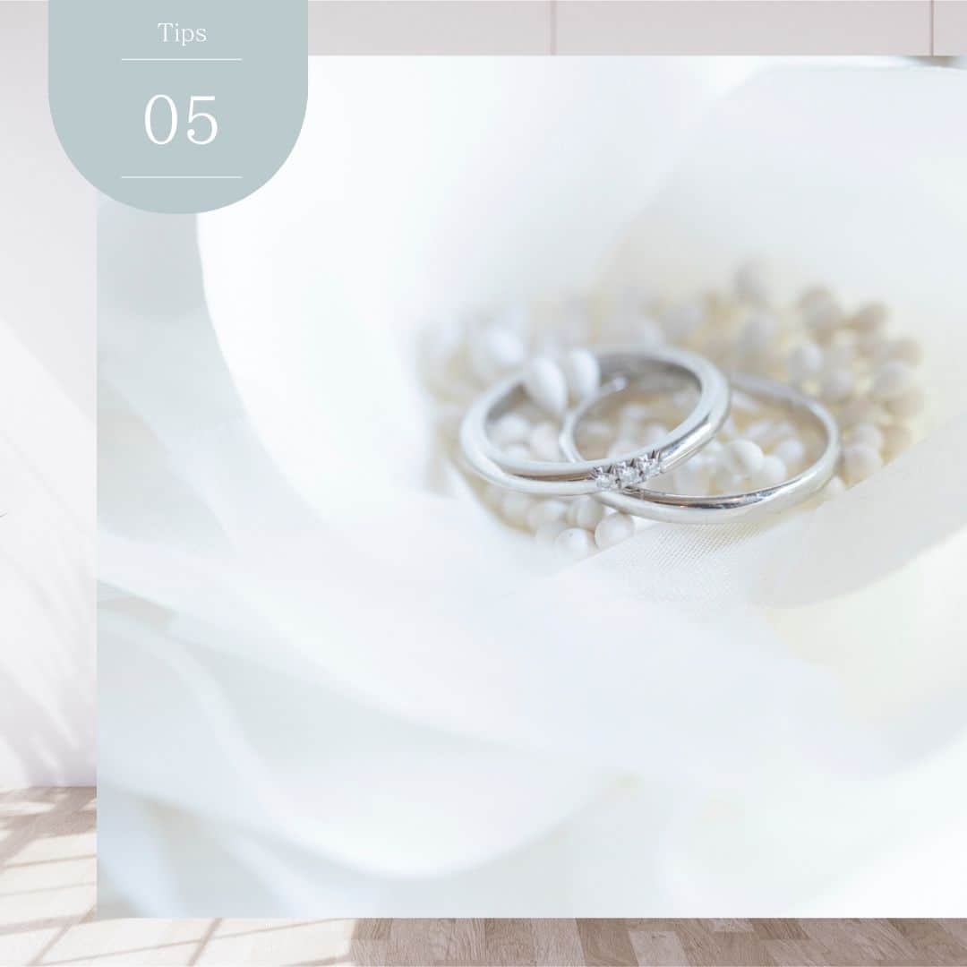 【公式】小さな結婚式さんのインスタグラム写真 - (【公式】小さな結婚式Instagram)「. @petit.wedding をフォローしてね♩ #小さな結婚式 をつけてのお写真投稿も大歓迎です♡ こちらの公式IGでリグラムさせていただきます＊ . 誓いのセレモニーであるリング交換までの間 おふたりの結婚指輪を置いておくリングピロー。  個性的なデザインも素敵ですが、 やっぱりオーソドックスなデザインが好き！という花嫁さまに♡ 王道クラシカルなデザインのリングピローを集めました。 後で見返せるように保存して リングピローを選ぶ際 お役立てくださいね✨ . ——————— #petitwedding #ラヴィファクトリー #前撮り #結婚式 #プレ花嫁 #卒花 #家族婚 #少人数結婚式 #ウェディング #wedding #bridal #weddingdress #花嫁 #挙式 #結婚式準備 #式場探し #日本中のプレ花嫁さまと繋がりたい #結婚式の思い出に浸る会 #結婚準備 #花嫁 #ウェディングフォト #花嫁コーディネート #結婚式挙式 #チャペル #バージンロード #リング交換 #結婚指輪 #婚約指輪 #リングピロー」11月12日 17時00分 - petit.wedding