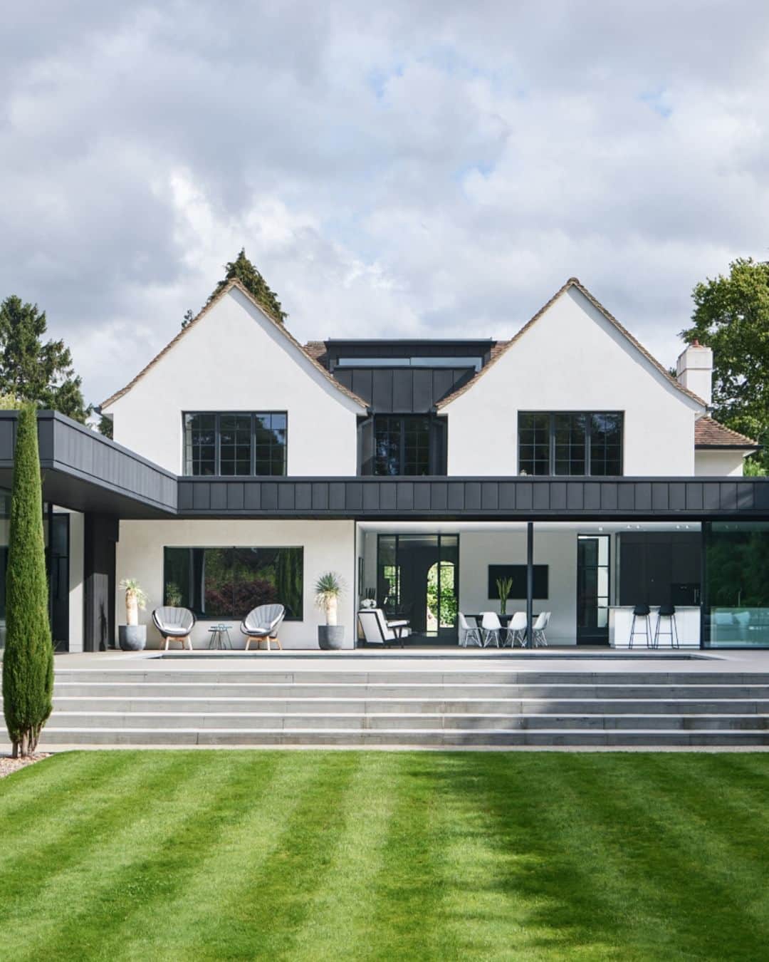 The Modern Houseのインスタグラム：「#forsale State of the Art: an exceptional six-bedroom house in the coveted Keston Park Estate designed by Jason Good Architecture.  Follow the link in bio for the sales listing.  Keston Park, Bromley BR2」