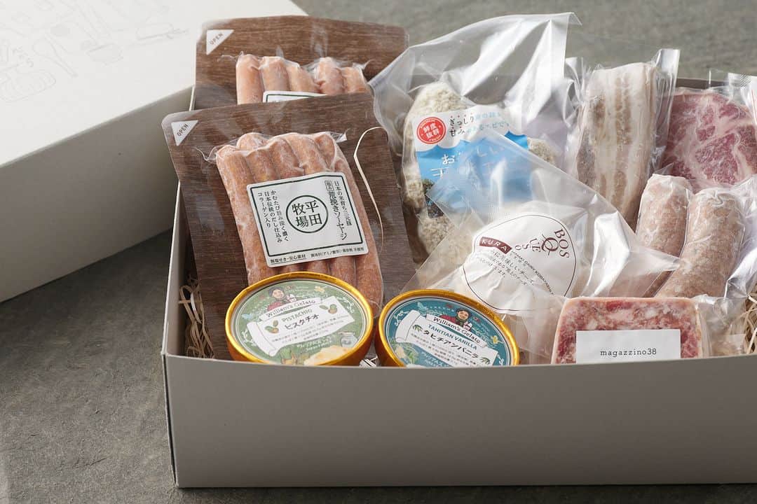 ヒラハルのインスタグラム：「【ソーセージ食べ比べ】わざわざのお歳暮セットできました。  早いもので、まもなく年末が差し迫ってくる頃。遠くに住むご家族へ。いつもお世話になっているあの人へ。1年間の感謝を込めて、心ばかりの気持ちに寄り添いたいという想いからギフトセットを作りました。  年末の大仕事が落ち着いたあとに、じっくりと食を楽しむ時間を贈れる「ソーセージ食べ比べセット」です。 https://wazawaza.shop-pro.jp/?pid=178010103  「お歳暮」としてお贈りいただけるギフトをコンセプトにお作りしていますが、パッケージやセット内容紙には「お歳暮」と記載しておりません。また、熨斗はお付けしておりません。どなたへもお送りいただけるギフトです。  ーーーーー  ＜セット内容＞：  ▼ソーセージ食べ比べ ・無添加ソーセージ（プレーン＆ブラックペッパー）｜ソーセージハム男 ・日本の米育ち三元豚 極みソーセージ｜平田牧場 ・日本の米育ち三元豚 極み荒挽きソーセージ｜平田牧場  ▼オンラインストアの定番食品 ・ポークハム（肩ロース）｜ソーセージハム男 ・ベーコン｜ソーセージハム男 ・KURA 小｜ボスケソ・チーズラボ ・エビコロフライ｜パプアニューギニア海産  ▼実店舗だけのお楽しみ ・手切り能登豚のパテドカンパーニュ｜magazzino38 ・ジェラート（アソートで2個）｜William's Gelato  ギフトボックスに入れ、包装紙でお包みします。 ※賞味期限まで１ヶ月以内に近づいているものは販売いたしません。  ーーーーー  わざわざでは、独自の食品選定基準に沿って、皆さんにとってちょうどいいと思える健康的な食品をご案内しています。  共通して言えるのは、どれも良質な素材がもつ豊かな旨味・豊かな香りをそのまま生かしているということ。ホッと一息、ゆっくりと味わう豊かな時間を作っていただけたら嬉しいばかりです。実店舗のみで取り扱っているレアな食品もお入れしていますので、ぜひご覧ください。  ・・・・・・・・・・・・・・・  #パンと日用品の店わざわざ #わざわざ #お歳暮 #お歳暮ギフト #冬の贈りもの」
