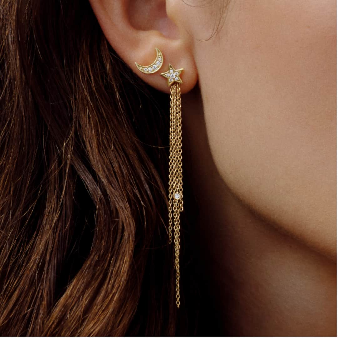 ジュリーサンドラゥのインスタグラム：「Illuminate your style with our Stella earstuds and personalize your look with our selection of backdrops. ⭐ ⁣#juliesandlau」