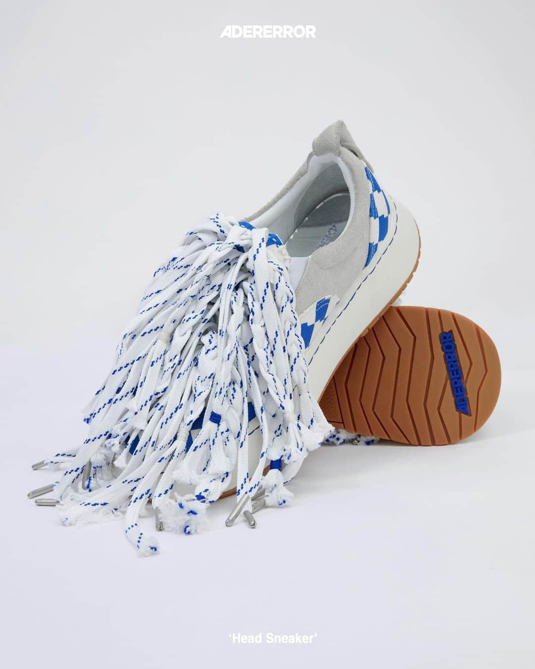 ADER errorのインスタグラム：「[‘Draw Your Line’ Project]   We're unveiling the fourth object of the 'Draw Your Line' project, presented through collaborations with various artists.   Artist Edmond Looi's (@edmondlooi) 'Head Sneaker' draws inspiration from hairstyles, portraying the forms of both a man and a woman with short and long hair through the combination of shoelaces on the 'Log: LAD' sneakers.   Check out the fourth object of the project, a combination of various details, and the making-of video.   다양한 아티스트와 지속적인 협업을 통해 선보이는 ‘Draw Your Line’ 프로젝트의 네 번째 오브제를 공개합니다.   작가Edmond Looi(@edmondlooi)의 ‘Head Sneaker’는 헤어스타일에서 영감받아 ‘Log : LAD’ 스니커즈 위, 신발 끈의 결합을 통해 짧은 머리와 긴 머리의 두 남녀 형태로 표현 되었습니다.   다양한 디테일들이 결합된 프로젝트의 네 번째 오브제와 메이킹영상을 확인해 보세요.   #ADERLog #DrawYourLine」