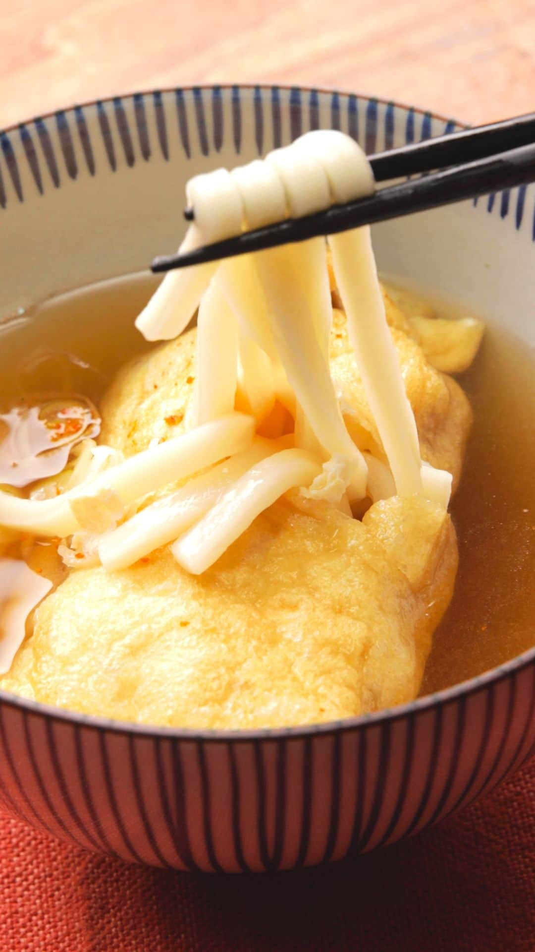 Tasty Japanのインスタグラム：「@tastyjapan 👈他のレシピもチェック！ 【この発想はなかった】逆きつねうどん！？油揚げの中からうどんが出てくる！   レシピが知りたい方はプロフィールのリンクをクリックしてね♪  ===   Noodle Stuffed Fried Tofu Skin Servings: 1   INGREDIENTS 1 fried tofu skin 1 pack udon noodle (cocked)   A  300ml water  1 tablespoon soy sauce (light)  1 teaspoon mirin  1 teaspoon dashi powder   Shichiri pepper, as needed Japanese leeks (sliced), as needed Kamaboko (fishcake), as needed     PREPARATION 1. Pour the hot water over the tofu skin to remove excess oil. Place the tofu skin on a cutting board. Press and roll the chopsticks on the tofu skin. (It makes the tofu skin open easily.) 2. Cut off the edge of the tofu skin. Stuff the noodle in it. Close it by tying the edge of tofu skin. 3. Bring a pot of all the ingredients A. Place (2) and simmer for 3 minutes. Put leek slices and sliced kamaboko on top. Serve with shichimi. 4. Enjoy!  #tastyjapan #きつねうどん #うどん #油揚げ」