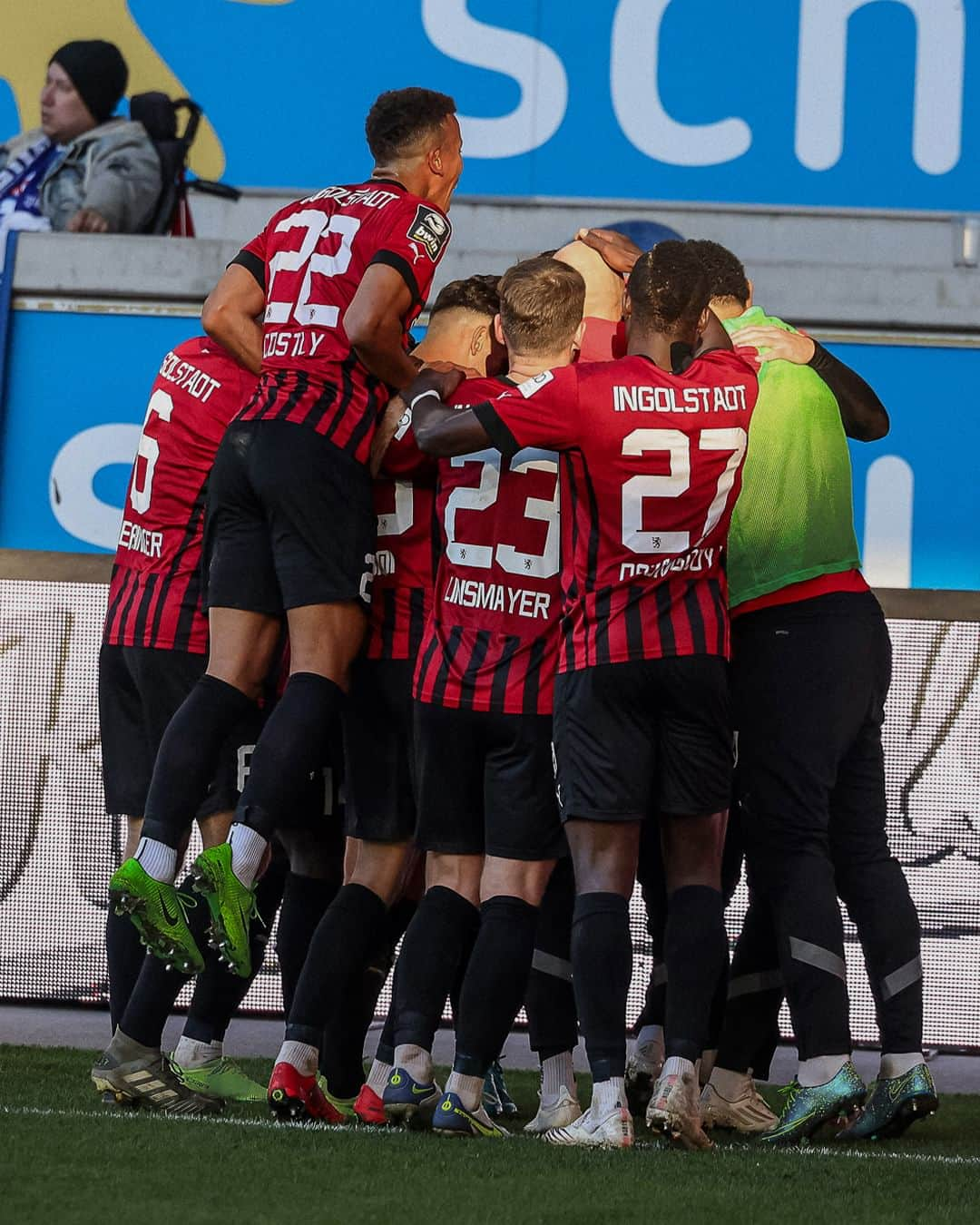 FCインゴルシュタット04さんのインスタグラム写真 - (FCインゴルシュタット04Instagram)「Heute vor einem Tag ➡️ Heute vor einem Jahr ⚫️🔴 Partien am Karnevals-Wochenende in Duisburg scheinen uns zu liegen 🤗 . . #Schanzer #Schanzerfürimmer #Ingolstadt #FCI #FCIngolstadt #soccer #fussball #football #futbol #Liga3 #3Liga #fu3ball #away #auswärts #awaymatch #auswärtsspiel #msvduisburg #msv #duisburg #msvfci #auswärtssieg #auswärts #」11月12日 17時05分 - dieschanzer