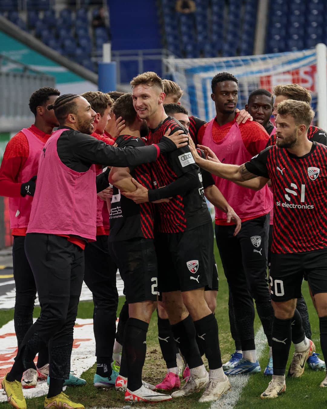 FCインゴルシュタット04のインスタグラム：「Heute vor einem Tag ➡️ Heute vor einem Jahr ⚫️🔴 Partien am Karnevals-Wochenende in Duisburg scheinen uns zu liegen 🤗 . . #Schanzer #Schanzerfürimmer #Ingolstadt #FCI #FCIngolstadt #soccer #fussball #football #futbol #Liga3 #3Liga #fu3ball #away #auswärts #awaymatch #auswärtsspiel #msvduisburg #msv #duisburg #msvfci #auswärtssieg #auswärts #」