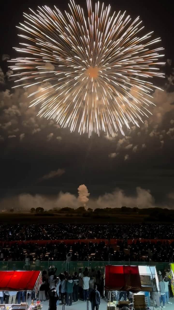 のインスタグラム：「@_bambi_photo The Kounosu Fireworks Festival’s four-shaku-dama (approximately 48 cm in diameter fireworks shell), which has been recognized in the Guinness World Records.」