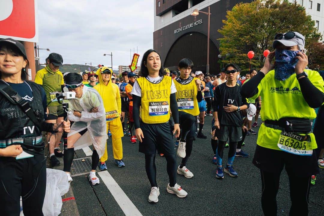 のインスタグラム：「岡山マラソンの日。 岡山マラソンに参加させてもらったのですがまさかの賀屋が完走して驚き。42.195キロ走ったことがあるというのは履歴書レベル。僕は8.7キロ地点にある関門が封鎖されててリタイア。遅くて失格です。みなさん応援してくださってありがとうございました。岡山マラソン完走者同士のたけるvs賀屋のマラソン観たい。」
