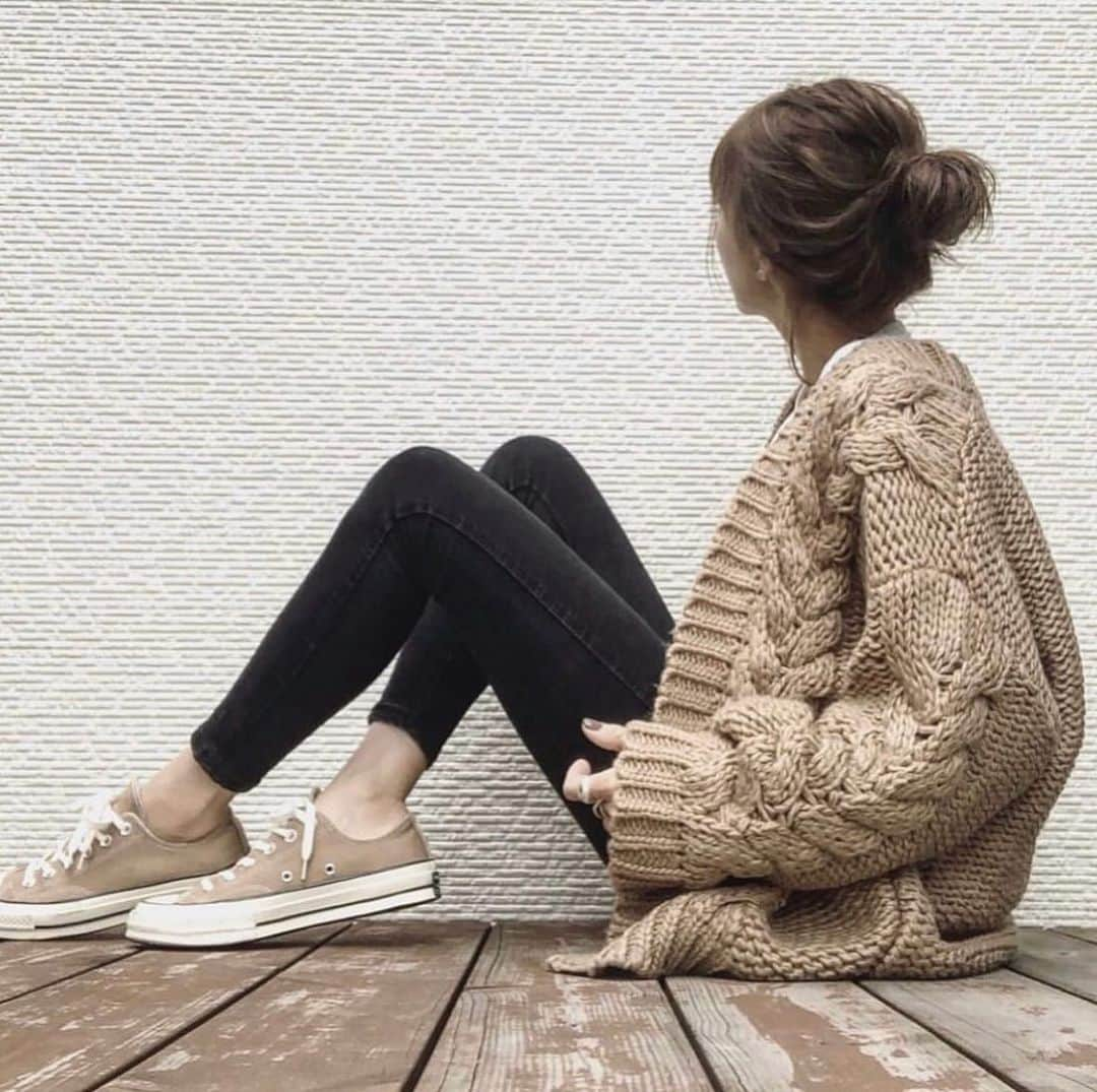 山本明果のインスタグラム：「🧸🧺🥐 ⠀ ⠀ 寒すぎる、、、 ⠀ ⠀ knit / #titivate pants / #zara shoes / #converse ⠀ ⠀」