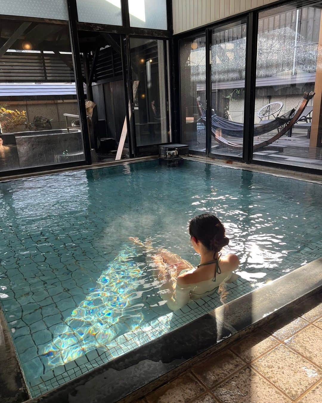 あゆみさんのインスタグラム写真 - (あゆみInstagram)「初 山形県♨︎  最初の旅行は米沢にある @tofuyajp で 温泉とサウナで日本満喫旅した🇯🇵  貸切サウナでスピーカーで好きな音楽聞いて水風呂も外気浴も2人だけでのんびり癒された〜  ウィスキングで初めて「整う」を体験できた✌︎ すぐのぼせるから短い時間でお願いしたけどそれでもしっかり気持ちよかったし貴重な体験だった！ タオルに包まれたとき自分あかちゃんかと思ったわ笑  チェックインからアウトまでずっとデトックス 一発目から日本さいこう！❤️‍🔥  【鈴の宿 登府屋旅館】山形県米沢市小野川町2493 . #貸切サウナ #米沢八湯 #米沢牛 #サウナ #温泉 #混浴 #鈴の宿 #小野川温泉 PR @tofuyajp」11月12日 17時08分 - ayumiiii26