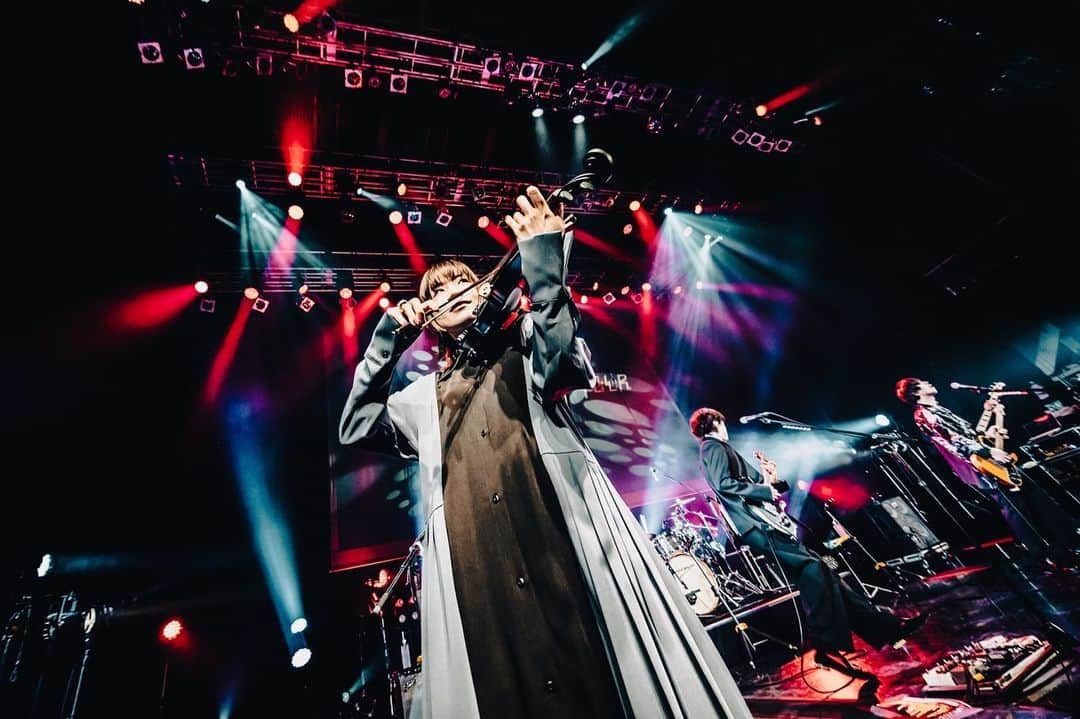 東出真緒のインスタグラム：「SCHOOL WARS TOUR Zepp  Fukuoka 🚌🚌🚌🚌🚌  温かく迎えいてくれありがとう福岡✨ 新曲たちも完成度が上がってきてる 私もどんな気持ちでプレイするのか プレイしていてどんな気持ちになるのか 日に日に変化する感覚が面白い🔥  ツアーに参加して 是非今のBIGMAMAを最後まで見届けてね！  きっとパンパンのzeppにするんだ🔥🔥 頑張るぞ！！  photo by @yusuke_mphoto   #BIGMAMA #schoolwarstour  #エモ学  #zeppfukuoka #オラるバイオリン」