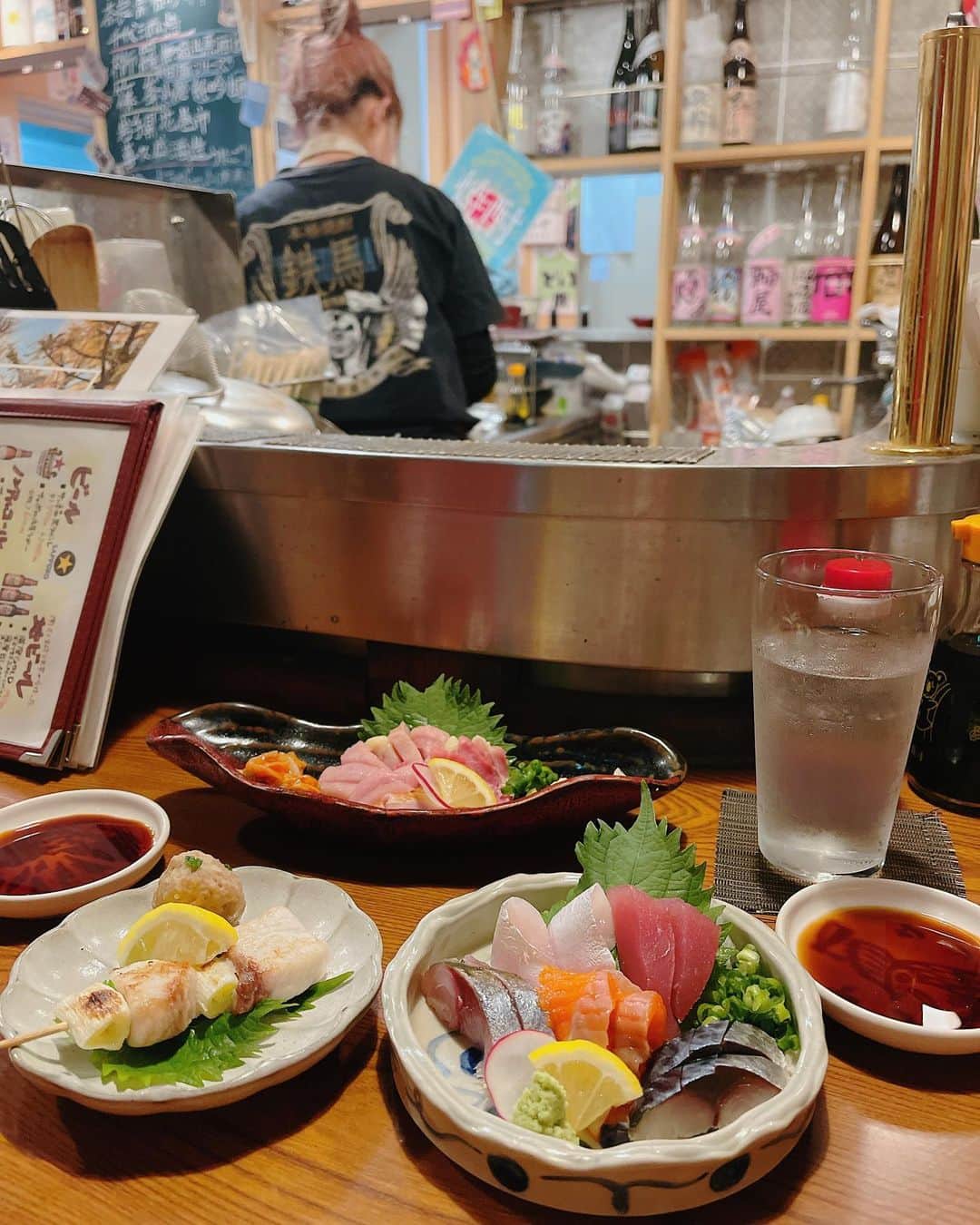 トムセン陽子さんのインスタグラム写真 - (トムセン陽子Instagram)「鹿児島初日の夜は、繁華街・天文館の「和ごん」さんへ。  ほんとにふらっと入ったんです。  カウンターのみの店内。 私が入ったあとにすぐに満席に！  お料理は地元の食材を使った名物がたくさん✨ どれも新鮮で、ほっぺたがこぼれ落ちた🤤🤍𓂃𓈒𓏸︎︎︎︎  その鹿児島料理に合う焼酎を色々教えてくれた、女将のまりこさん💕  どれも感動的に美味しかったなぁ。  こんなに焼酎ばかり飲んだことないっていうくらい、いただきました。  そして、え、ほんとに一人旅？っていうくらい（いや、もしかしたらこれは一人旅ならではかもね）他のお客さん達と意気投合🤣❣️❣️❣️  楽しくて美味しい、幸せナイトでした💞  #鹿児島 #ひとり旅 #和ごん」11月12日 17時18分 - yokothomsen