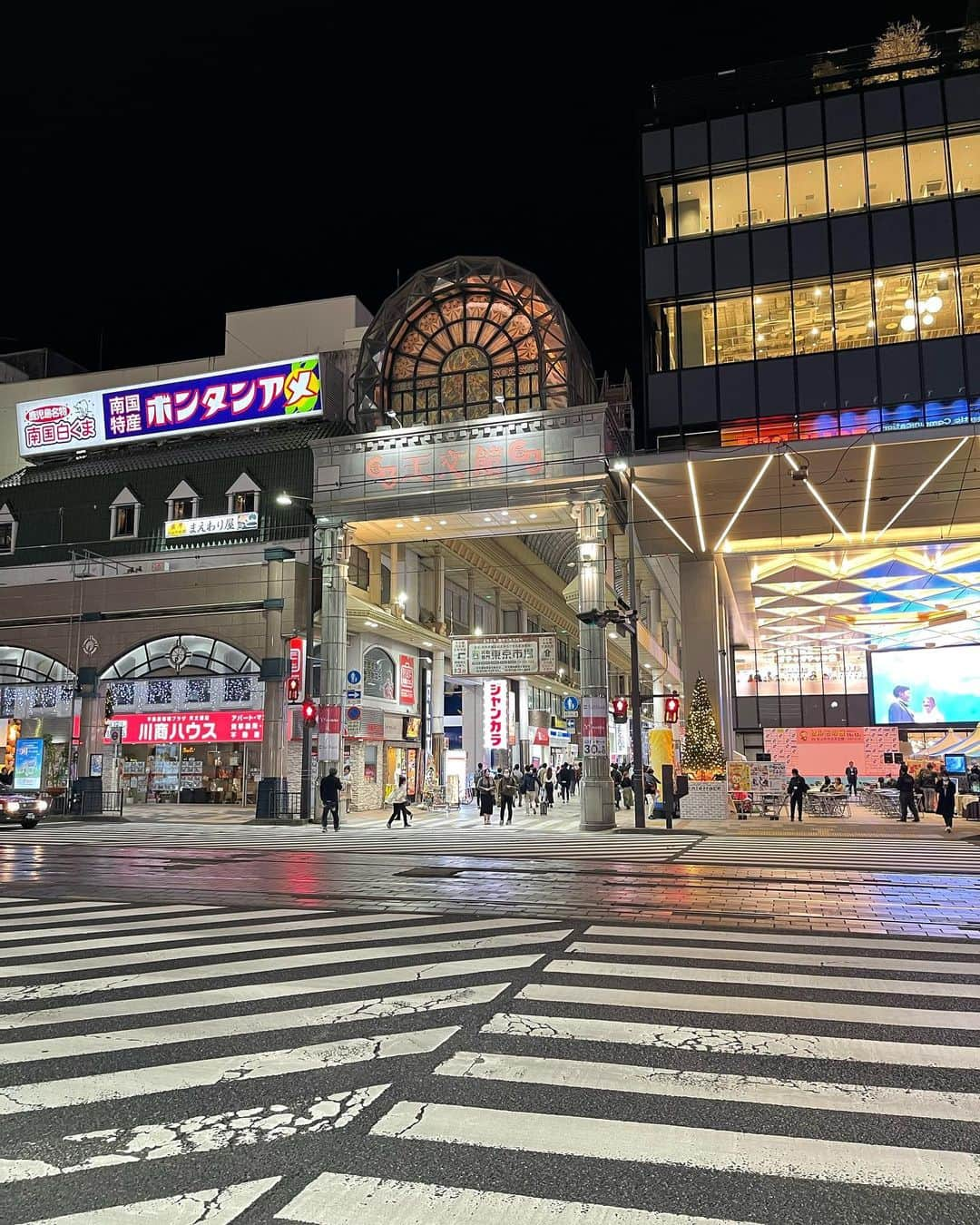 トムセン陽子さんのインスタグラム写真 - (トムセン陽子Instagram)「鹿児島初日の夜は、繁華街・天文館の「和ごん」さんへ。  ほんとにふらっと入ったんです。  カウンターのみの店内。 私が入ったあとにすぐに満席に！  お料理は地元の食材を使った名物がたくさん✨ どれも新鮮で、ほっぺたがこぼれ落ちた🤤🤍𓂃𓈒𓏸︎︎︎︎  その鹿児島料理に合う焼酎を色々教えてくれた、女将のまりこさん💕  どれも感動的に美味しかったなぁ。  こんなに焼酎ばかり飲んだことないっていうくらい、いただきました。  そして、え、ほんとに一人旅？っていうくらい（いや、もしかしたらこれは一人旅ならではかもね）他のお客さん達と意気投合🤣❣️❣️❣️  楽しくて美味しい、幸せナイトでした💞  #鹿児島 #ひとり旅 #和ごん」11月12日 17時18分 - yokothomsen