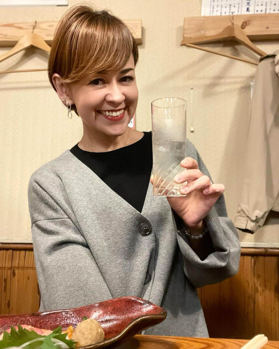 トムセン陽子のインスタグラム：「鹿児島初日の夜は、繁華街・天文館の「和ごん」さんへ。  ほんとにふらっと入ったんです。  カウンターのみの店内。 私が入ったあとにすぐに満席に！  お料理は地元の食材を使った名物がたくさん✨ どれも新鮮で、ほっぺたがこぼれ落ちた🤤🤍𓂃𓈒𓏸︎︎︎︎  その鹿児島料理に合う焼酎を色々教えてくれた、女将のまりこさん💕  どれも感動的に美味しかったなぁ。  こんなに焼酎ばかり飲んだことないっていうくらい、いただきました。  そして、え、ほんとに一人旅？っていうくらい（いや、もしかしたらこれは一人旅ならではかもね）他のお客さん達と意気投合🤣❣️❣️❣️  楽しくて美味しい、幸せナイトでした💞  #鹿児島 #ひとり旅 #和ごん」