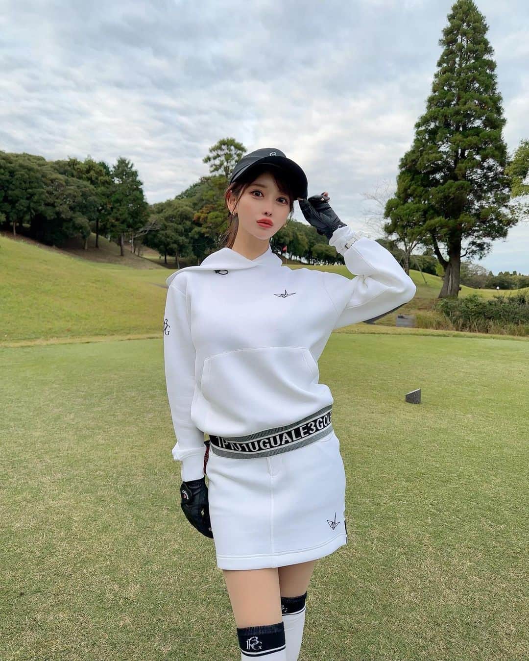 MAYUさんのインスタグラム写真 - (MAYUInstagram)「. このセットアップとってもかわいい〜😆🤍🖤 @1piu1uguale3_golf  . 生地がもちっとしてて厚すぎなくて 着心地も抜群だった👍🏻✨ 裾のロゴもかわいくて、後ろから見た感じも気に入ってる！☺️🖤（9枚目） . バイザーとソックスもウノピゥで合わせたよ🪄✨ . . #ゴルフ女子#ゴルフ#ゴルフウェア#ゴルフコーデ#ウノピゥ#ウノピゥウノウグァーレトレ#市原京急カントリークラブ#セットアップ#パーカー#golf#golfwear#golflife#golfaddict#golfclub#golfcourse#1piu1uguale3#1piu1uguale3golf#japan#chiba#japanesegirl」11月12日 17時27分 - mayu.kina_golf