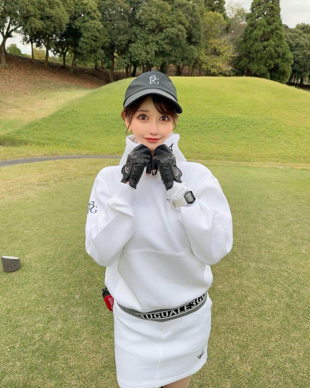 MAYUさんのインスタグラム写真 - (MAYUInstagram)「. このセットアップとってもかわいい〜😆🤍🖤 @1piu1uguale3_golf  . 生地がもちっとしてて厚すぎなくて 着心地も抜群だった👍🏻✨ 裾のロゴもかわいくて、後ろから見た感じも気に入ってる！☺️🖤（9枚目） . バイザーとソックスもウノピゥで合わせたよ🪄✨ . . #ゴルフ女子#ゴルフ#ゴルフウェア#ゴルフコーデ#ウノピゥ#ウノピゥウノウグァーレトレ#市原京急カントリークラブ#セットアップ#パーカー#golf#golfwear#golflife#golfaddict#golfclub#golfcourse#1piu1uguale3#1piu1uguale3golf#japan#chiba#japanesegirl」11月12日 17時27分 - mayu.kina_golf