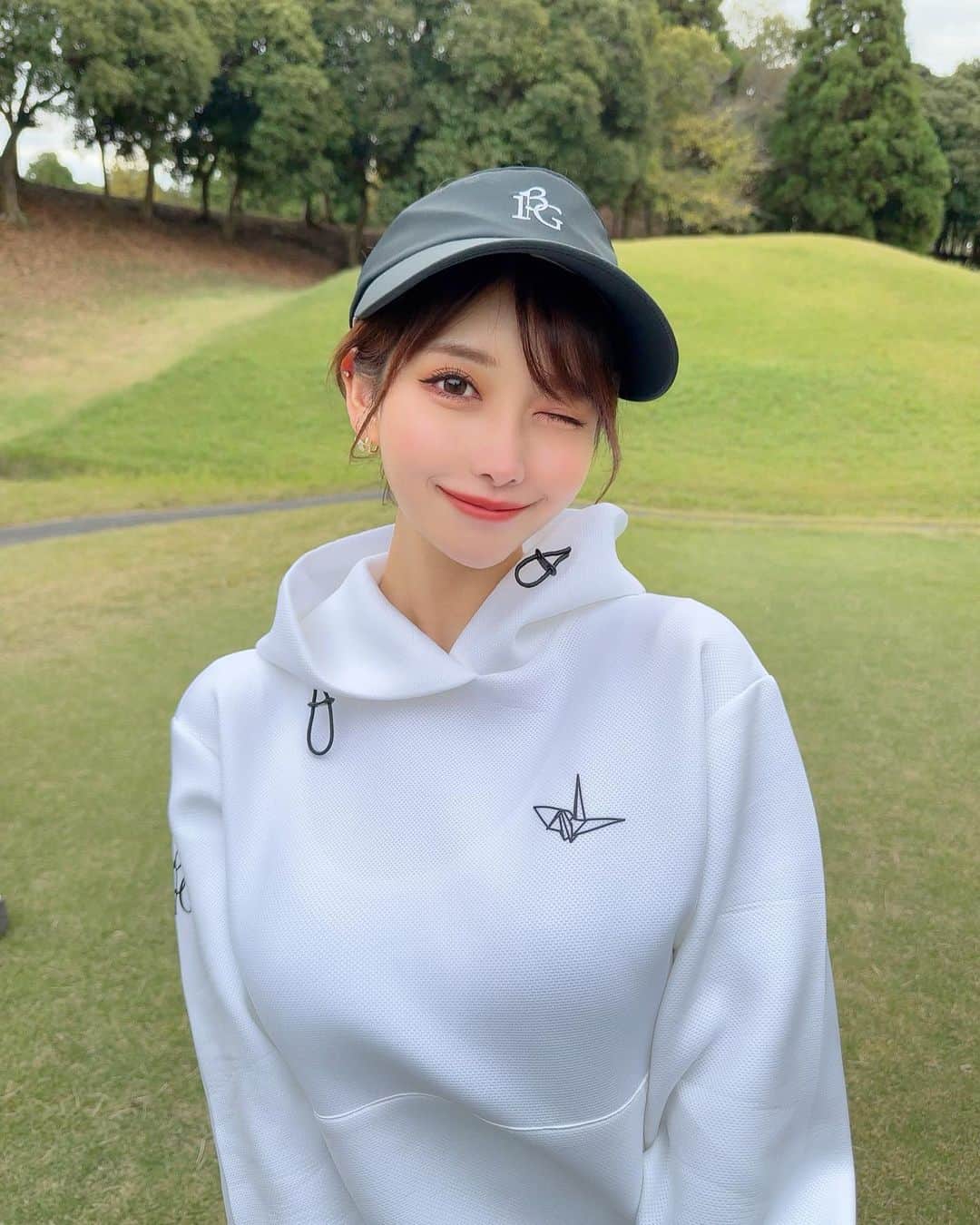 MAYUさんのインスタグラム写真 - (MAYUInstagram)「. このセットアップとってもかわいい〜😆🤍🖤 @1piu1uguale3_golf  . 生地がもちっとしてて厚すぎなくて 着心地も抜群だった👍🏻✨ 裾のロゴもかわいくて、後ろから見た感じも気に入ってる！☺️🖤（9枚目） . バイザーとソックスもウノピゥで合わせたよ🪄✨ . . #ゴルフ女子#ゴルフ#ゴルフウェア#ゴルフコーデ#ウノピゥ#ウノピゥウノウグァーレトレ#市原京急カントリークラブ#セットアップ#パーカー#golf#golfwear#golflife#golfaddict#golfclub#golfcourse#1piu1uguale3#1piu1uguale3golf#japan#chiba#japanesegirl」11月12日 17時27分 - mayu.kina_golf