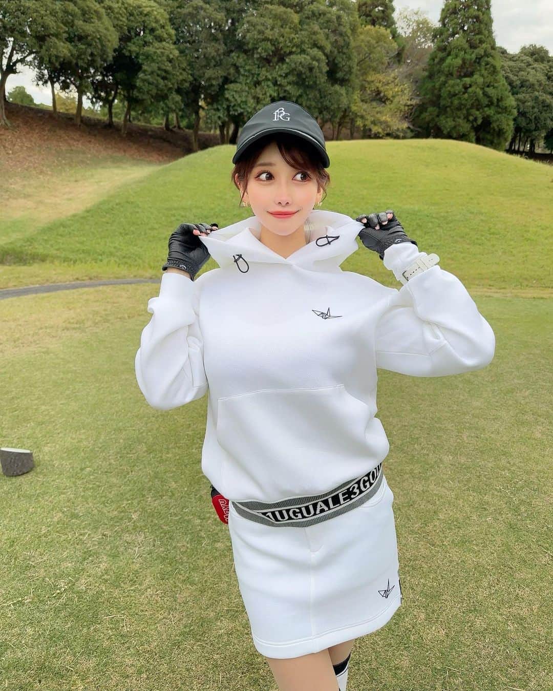 MAYUさんのインスタグラム写真 - (MAYUInstagram)「. このセットアップとってもかわいい〜😆🤍🖤 @1piu1uguale3_golf  . 生地がもちっとしてて厚すぎなくて 着心地も抜群だった👍🏻✨ 裾のロゴもかわいくて、後ろから見た感じも気に入ってる！☺️🖤（9枚目） . バイザーとソックスもウノピゥで合わせたよ🪄✨ . . #ゴルフ女子#ゴルフ#ゴルフウェア#ゴルフコーデ#ウノピゥ#ウノピゥウノウグァーレトレ#市原京急カントリークラブ#セットアップ#パーカー#golf#golfwear#golflife#golfaddict#golfclub#golfcourse#1piu1uguale3#1piu1uguale3golf#japan#chiba#japanesegirl」11月12日 17時27分 - mayu.kina_golf