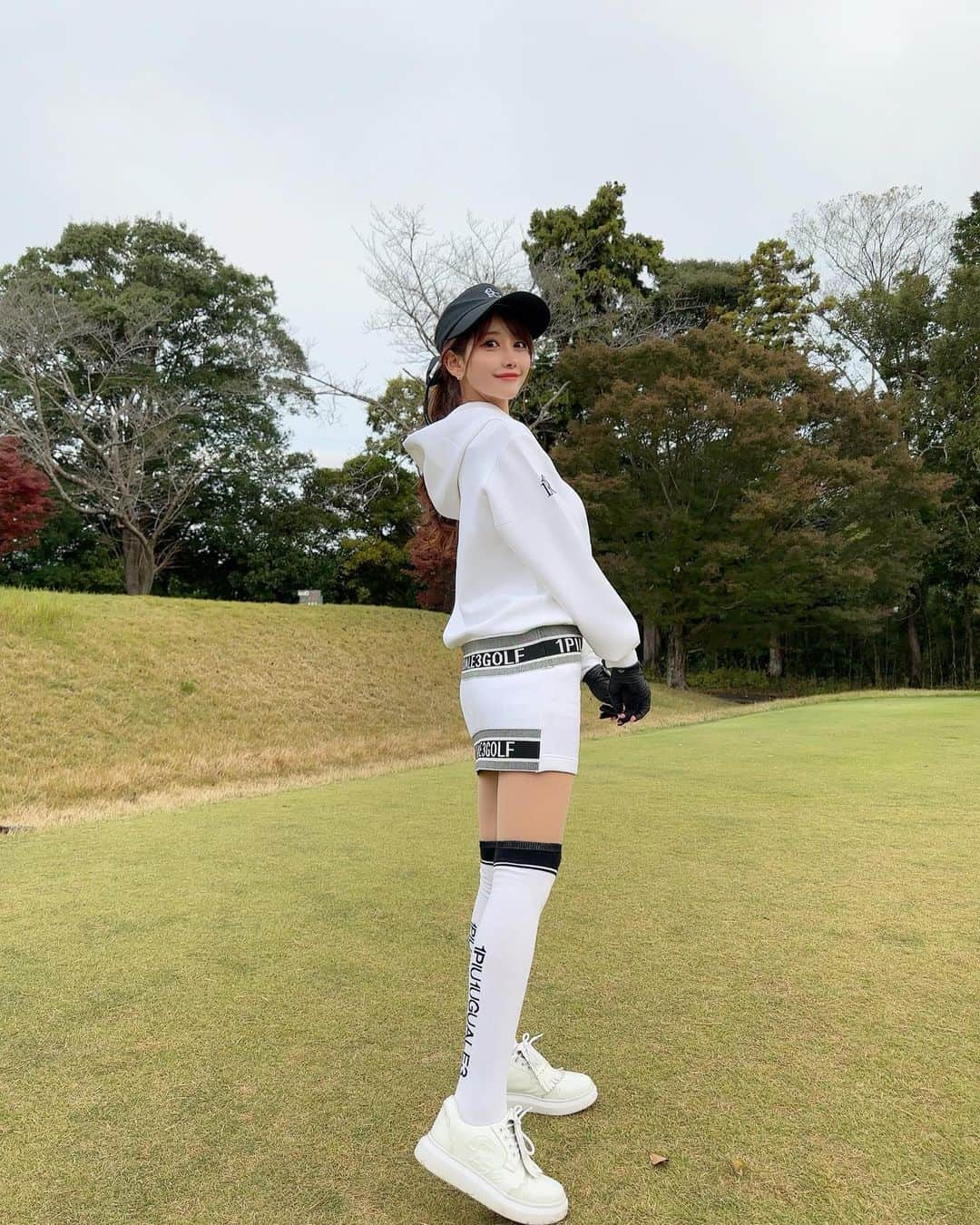 MAYUさんのインスタグラム写真 - (MAYUInstagram)「. このセットアップとってもかわいい〜😆🤍🖤 @1piu1uguale3_golf  . 生地がもちっとしてて厚すぎなくて 着心地も抜群だった👍🏻✨ 裾のロゴもかわいくて、後ろから見た感じも気に入ってる！☺️🖤（9枚目） . バイザーとソックスもウノピゥで合わせたよ🪄✨ . . #ゴルフ女子#ゴルフ#ゴルフウェア#ゴルフコーデ#ウノピゥ#ウノピゥウノウグァーレトレ#市原京急カントリークラブ#セットアップ#パーカー#golf#golfwear#golflife#golfaddict#golfclub#golfcourse#1piu1uguale3#1piu1uguale3golf#japan#chiba#japanesegirl」11月12日 17時27分 - mayu.kina_golf