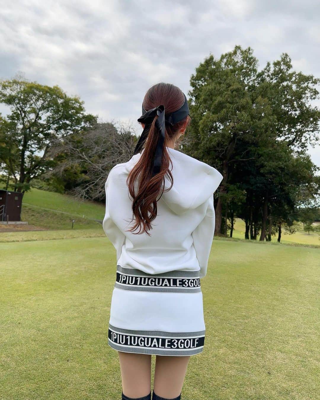 MAYUさんのインスタグラム写真 - (MAYUInstagram)「. このセットアップとってもかわいい〜😆🤍🖤 @1piu1uguale3_golf  . 生地がもちっとしてて厚すぎなくて 着心地も抜群だった👍🏻✨ 裾のロゴもかわいくて、後ろから見た感じも気に入ってる！☺️🖤（9枚目） . バイザーとソックスもウノピゥで合わせたよ🪄✨ . . #ゴルフ女子#ゴルフ#ゴルフウェア#ゴルフコーデ#ウノピゥ#ウノピゥウノウグァーレトレ#市原京急カントリークラブ#セットアップ#パーカー#golf#golfwear#golflife#golfaddict#golfclub#golfcourse#1piu1uguale3#1piu1uguale3golf#japan#chiba#japanesegirl」11月12日 17時27分 - mayu.kina_golf