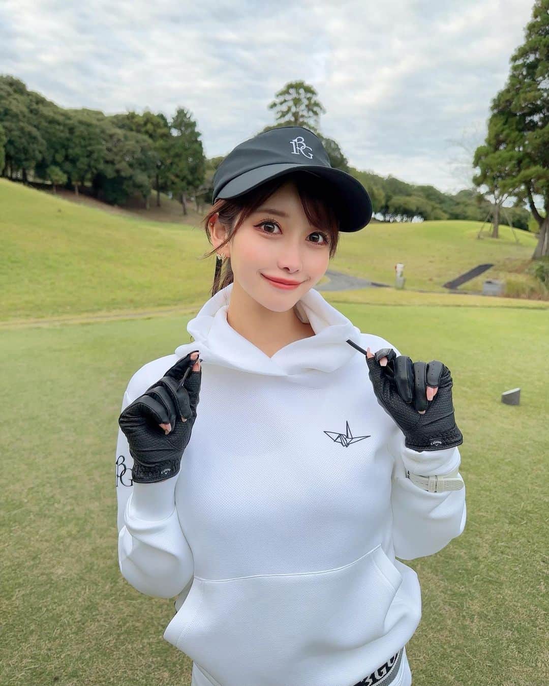 MAYUさんのインスタグラム写真 - (MAYUInstagram)「. このセットアップとってもかわいい〜😆🤍🖤 @1piu1uguale3_golf  . 生地がもちっとしてて厚すぎなくて 着心地も抜群だった👍🏻✨ 裾のロゴもかわいくて、後ろから見た感じも気に入ってる！☺️🖤（9枚目） . バイザーとソックスもウノピゥで合わせたよ🪄✨ . . #ゴルフ女子#ゴルフ#ゴルフウェア#ゴルフコーデ#ウノピゥ#ウノピゥウノウグァーレトレ#市原京急カントリークラブ#セットアップ#パーカー#golf#golfwear#golflife#golfaddict#golfclub#golfcourse#1piu1uguale3#1piu1uguale3golf#japan#chiba#japanesegirl」11月12日 17時27分 - mayu.kina_golf