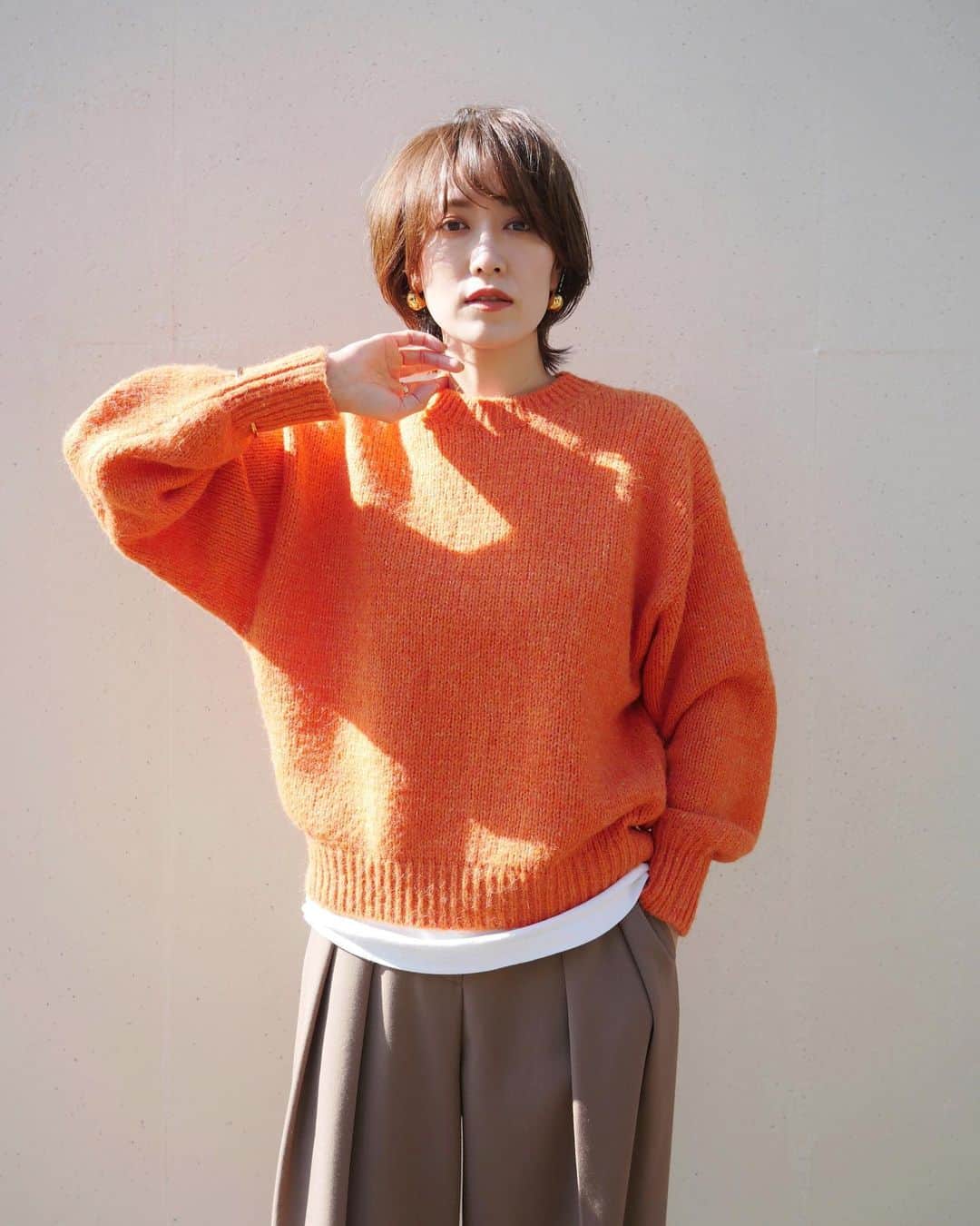 Miki Kanekoさんのインスタグラム写真 - (Miki KanekoInstagram)「またまた🍊♡  @ungrid_official の#カラーモヘア混ルーズニット   柿色のような派手すぎないオレンジ 程よいサイズ感でレイヤードもしやすい◎ 袖もちょっとボリュームある感じが可愛いです♡  .  #ungrid」11月12日 17時28分 - mikiaoba