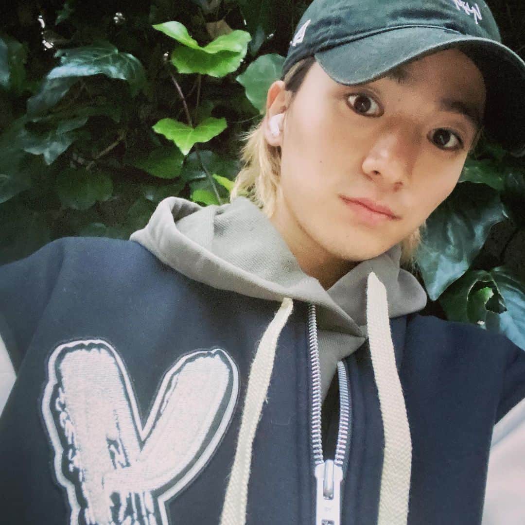 のインスタグラム：「今日は寒いですねぇ〜❄️ なので…がっつりアウターを解禁。😁  寒暖差にはやられるけど、冬好きの僕としてはやっとこの季節が来てくれた感じがして、ちょっと嬉しいです(笑)  皆さん体調にはお気をつけください！💦 . #⛄️🧣」