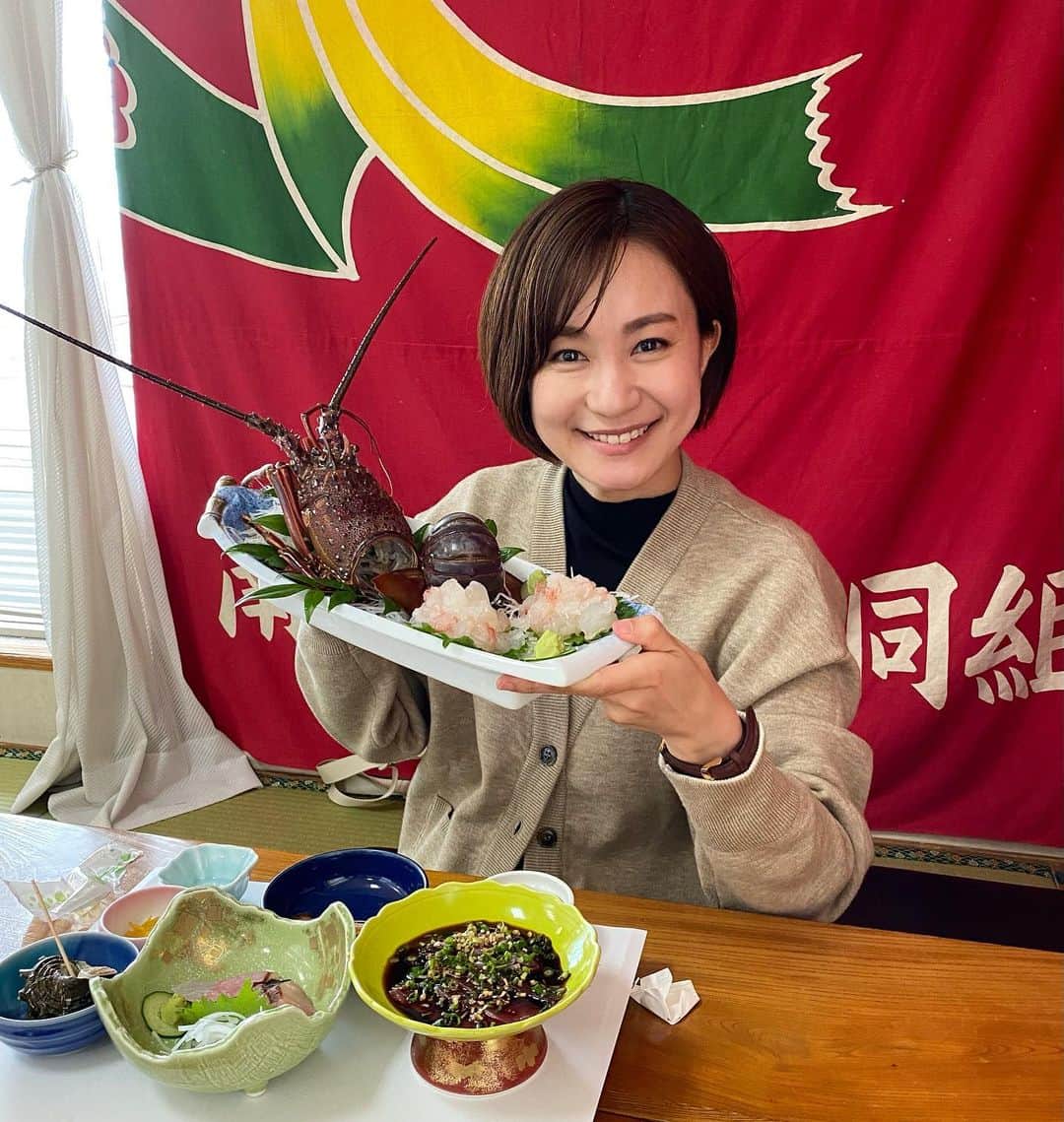 古屋敷沙耶さんのインスタグラム写真 - (古屋敷沙耶Instagram)「日南まで行き、伊勢海老食べてきましたー！ 東九州自動車道の清武南〜日南北郷間が3月に開通してから、なかなかタイミングがなく、、 やっとやっと行けました😭👏 . . 40分ちょっとで行くことが出来、日南がとっても近く感じました🥺✨ . . お店のオープン30分前には行ったのに、 すでに行列が😳 . . 待った甲斐あり、とっても美味しかったです😭 海の幸が美味しい宮崎、最高です！！！！！ . . . #伊勢海老#伊勢海老祭り #日南#日南ランチ#宮崎ランチ #海の幸#宮崎グルメ#宮崎の食 #伊勢海老のお造り#伊勢海老の味噌汁」11月12日 17時23分 - mrt.furuyashiki