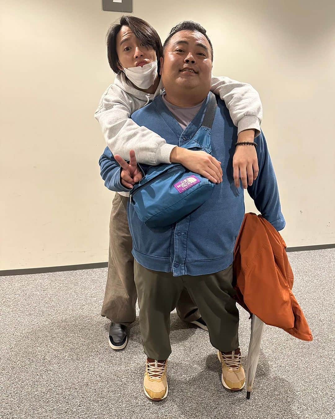 長友光弘さんのインスタグラム写真 - (長友光弘Instagram)「エックスとは違う写真をこっちに☺️ 明治座150周年舞台赤ひげ観てきた！ とにかくセットがすごくて🤩 そして親友あらやんがめっちゃ好青年だった☺️ 素敵な舞台でした！！ そして船越さんの初舞台でもあったのですがさすがの一言です！ 大阪公演も頑張ってください！！」11月12日 17時24分 - hibikinagatomo