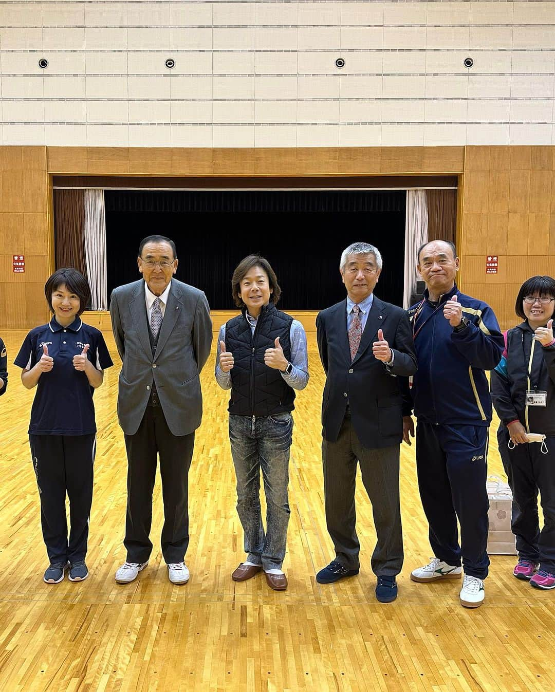 佐藤弘道さんのインスタグラム写真 - (佐藤弘道Instagram)「今日も朝イチからお出掛け！ 今朝、選んだ駅弁は「牛肉どまん中」のカレー味(^^) うまし♡ 目的地は岩手県一ノ関駅。 一関市体育協会主催の毎年恒例の親子体操教室と指導者実技研修会です。 参加してくださったご家族の皆様、指導者の皆様、体操協会の皆様、ありがとうございました♡ 来年は親子体操教室10周年！ 来年度もどうぞよろしくお願いいたします(^^)  #駅弁 #東京駅 #牛肉 #どまん中  #カレー #うまし  #岩手県 #一ノ関駅 #一関市  #いちのせき #体操  #親子 #指導者実技研修会  #エスアールシーカンパニー  #らくがきっこ体操クラブ  #佐藤弘道  #一関市 #体育 #協会」11月12日 17時26分 - satouhiromichi023