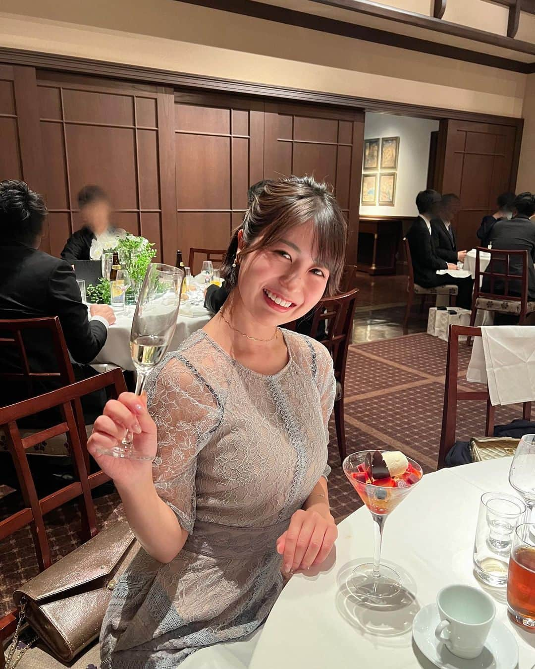 小林由依さんのインスタグラム写真 - (小林由依Instagram)「* 大学時代のお友だちの結婚式！ ⁡ 華やかだけど優しい雰囲気を纏った美男美女の2人による、 とても素敵な式でした💍💐😭❤︎ ⁡ 着て行ったワンピースは @lagunamoon_com の。 ⁡ ⁡ 昨日から急に寒くなったね❄️ 体調崩さないように、みなさんお気をつけて🐰 ⁡ ⁡ #花嫁さんが入場して #今からまさに歩いてくるというのに　　 #うっかり神聖なバージンロードにカバンを落とす私 #宇宙一のまぬけ　 ⁡ ⁡」11月12日 17時36分 - yui.minny.now