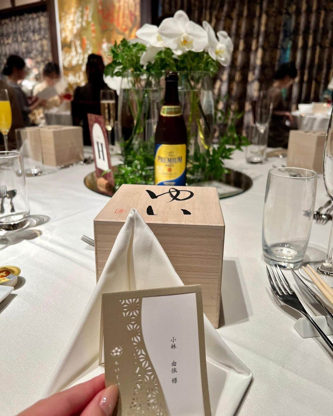 小林由依さんのインスタグラム写真 - (小林由依Instagram)「* 大学時代のお友だちの結婚式！ ⁡ 華やかだけど優しい雰囲気を纏った美男美女の2人による、 とても素敵な式でした💍💐😭❤︎ ⁡ 着て行ったワンピースは @lagunamoon_com の。 ⁡ ⁡ 昨日から急に寒くなったね❄️ 体調崩さないように、みなさんお気をつけて🐰 ⁡ ⁡ #花嫁さんが入場して #今からまさに歩いてくるというのに　　 #うっかり神聖なバージンロードにカバンを落とす私 #宇宙一のまぬけ　 ⁡ ⁡」11月12日 17時36分 - yui.minny.now