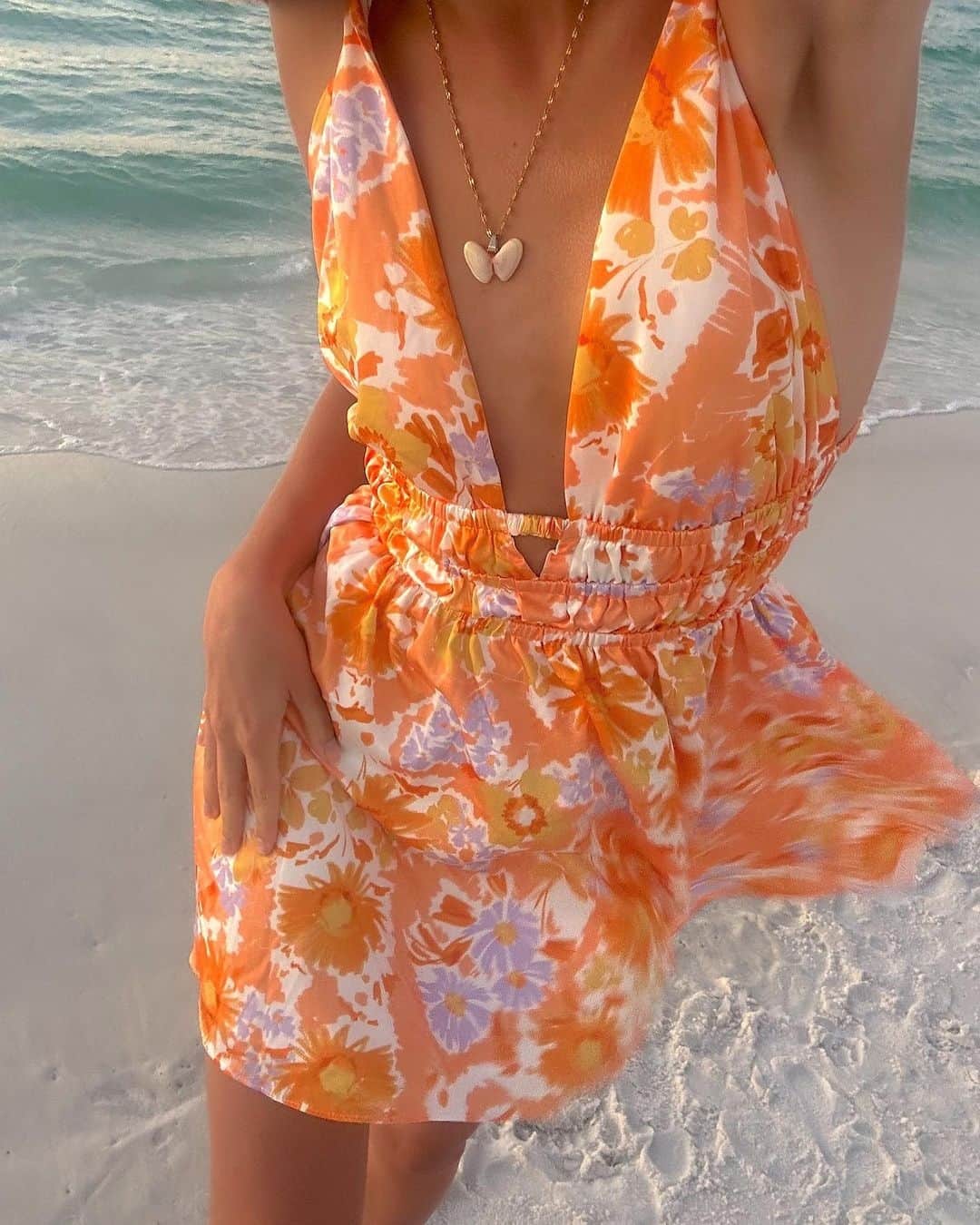 Beginning Boutiqueさんのインスタグラム写真 - (Beginning BoutiqueInstagram)「The perfect dress for a Summer sunset 🌞 @kylahw wears our best-selling Genovia Orange Floral Mini Dress!」11月12日 17時30分 - beginningboutique