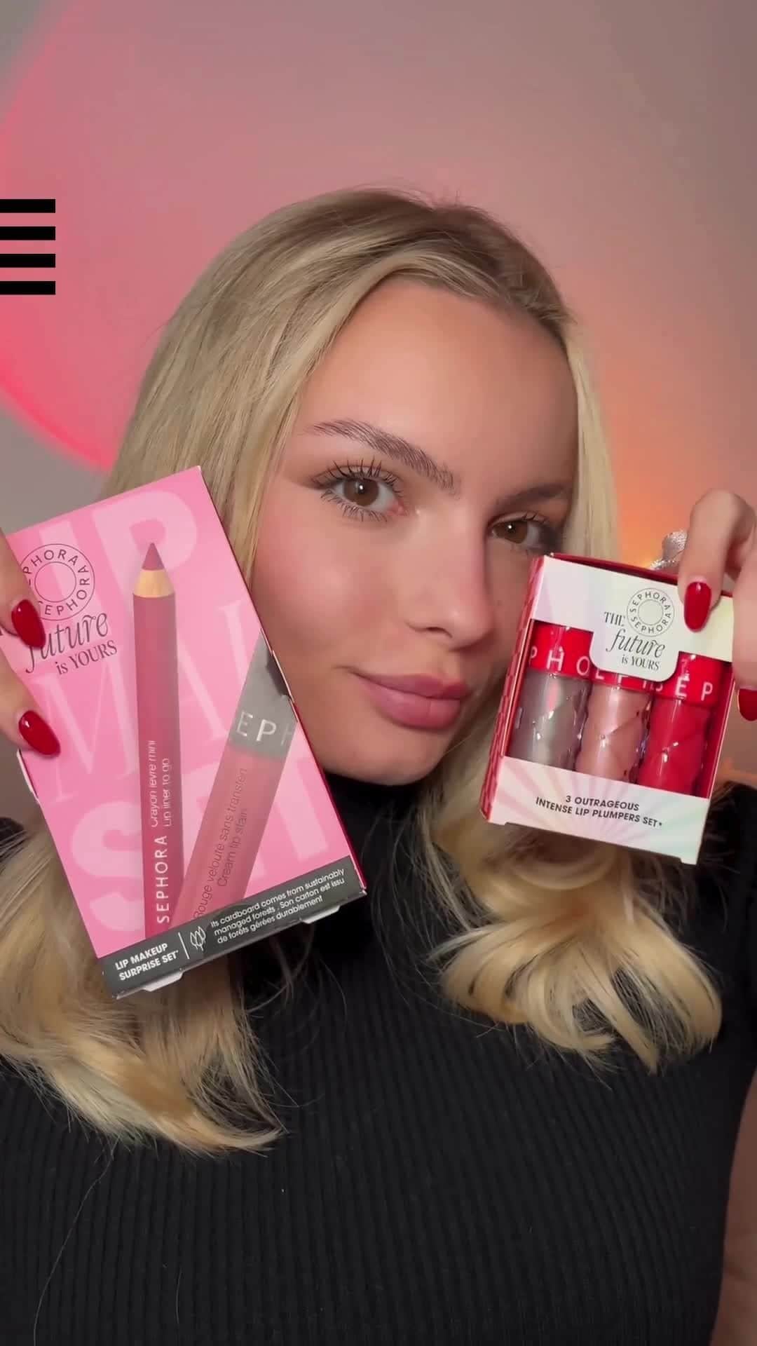 セフォラのインスタグラム：「En action 🎬 un combo parfait pour tes lèvres et un hack pour tes joues ! 😉 Est-ce que tu valides ces deux pépites The Future is Yours signées @sephoracollection ?⁣ ⁣ 🎁 Kit surprise maquillage lèvres ⁣ 🫦 Kit de 3 repulpeurs lèvres⁣ ⁣ Uniquement chez Sephora.⁣ #SephoraFrance #makeup」