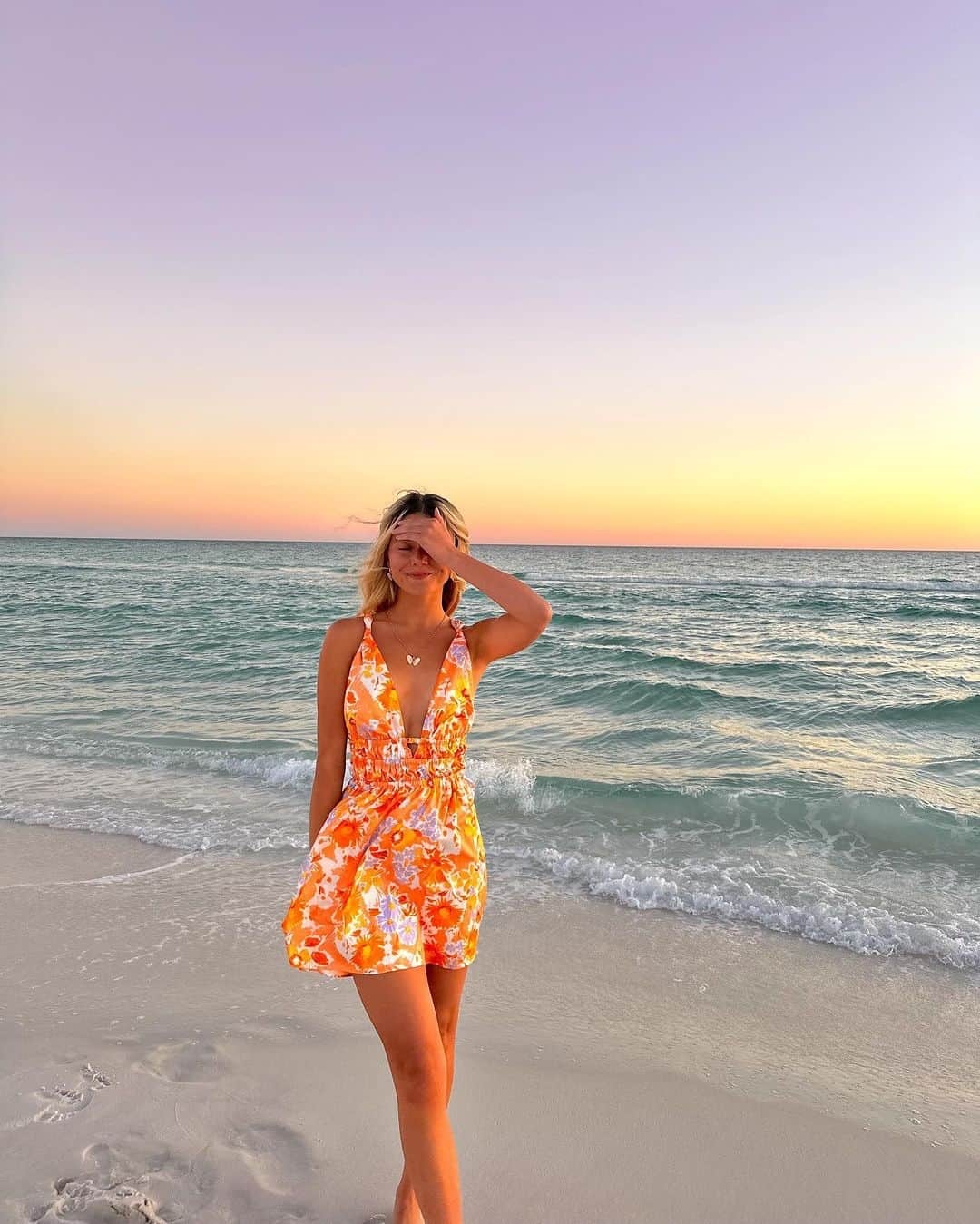 Beginning Boutiqueのインスタグラム：「The perfect dress for a Summer sunset 🌞 @kylahw wears our best-selling Genovia Orange Floral Mini Dress!」