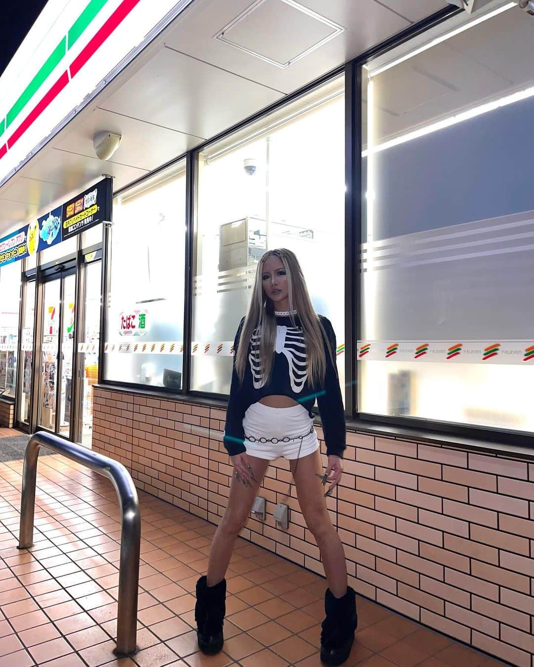 ERIKAのインスタグラム：「． ． ． ． E KIBUN7️⃣☠️🐈‍⬛🖤 余談、とりま日サロ行かないとやばい」