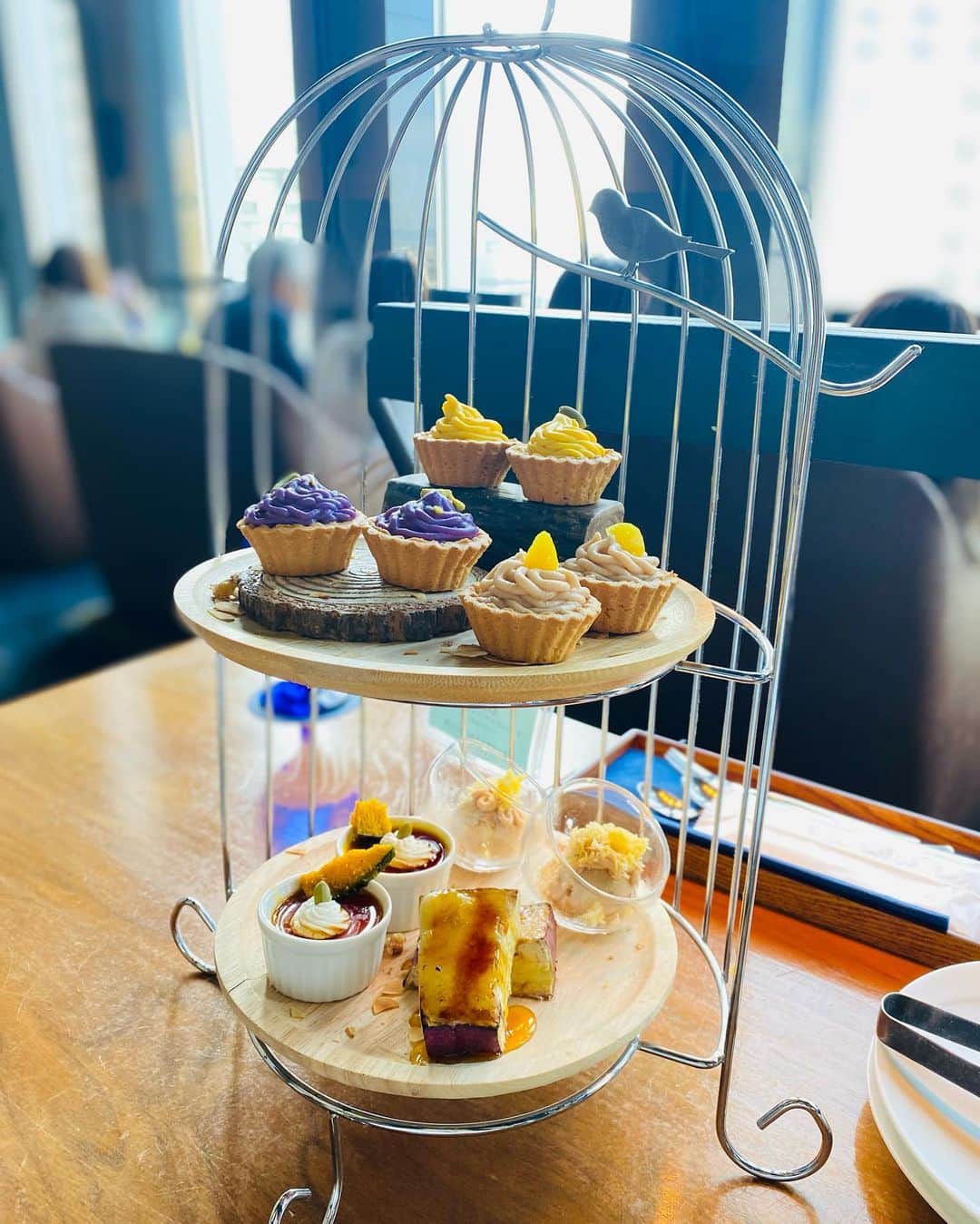菜那くららさんのインスタグラム写真 - (菜那くららInstagram)「💐✨✨  きょんちゃん (#航琉ひびき)に 会えましたー💓  こうして一緒にご飯を食べたのは 本当に久しぶりで🥲✨ 卒業したてのきょんちゃんは キラキラしてて眩しかったです✨  初舞台から17年間、 本当にお疲れ様でした😌💐  秋の味覚が詰まった アフタヌーンティーランチで ささやかなお祝いを🥂🌸  #卒業 #おめでとう 🌸  #秋の味覚#芋栗南京 #アフタヌーンティー #ランチ #メインは写真撮り忘れ 💦」11月12日 17時31分 - nana_kurara