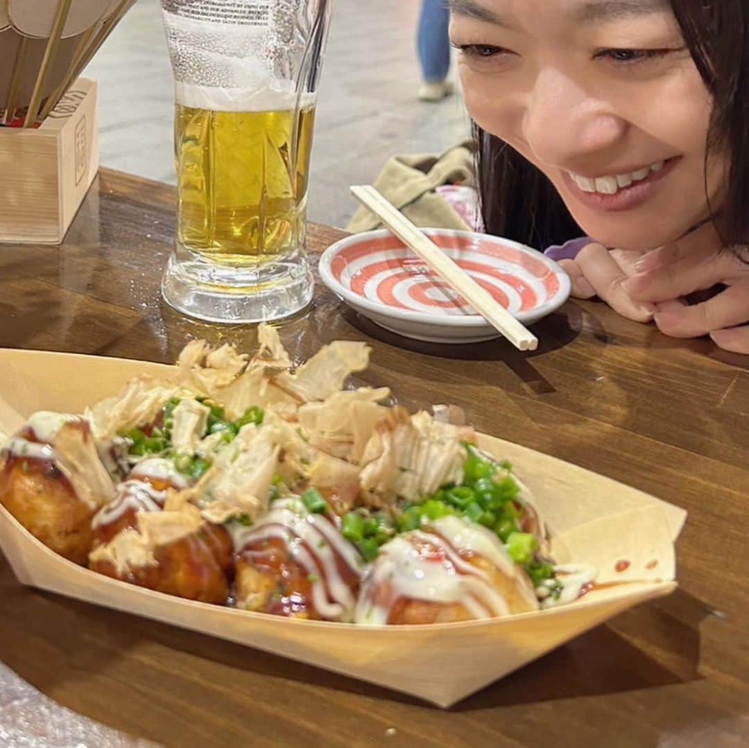 結城さなえのインスタグラム：「美味しかったなぁ、鷲神社参拝の後のたこ焼き👏🏻 イートインできて、お酒もおつまみもあるという、 街のたこ焼き屋さん。いやもう最高やん❤️  焼きたてを目の前にしてご機嫌すぎるこの顔。 ひさびさに黄金のガソリンを注入後だったので、 ご機嫌が最高潮（笑）うへへ。  熱々のとろっとろで冷えていた体があったまりました☺️ ごちそうさまでした！  #たこ焼き #ビール #ご褒美　 #浅草　 #女将さんの笑顔も素敵でした #うへへ　の顔はちさちゃん撮影 #takoyaki  #japanesefood #asakusa #tokyo」