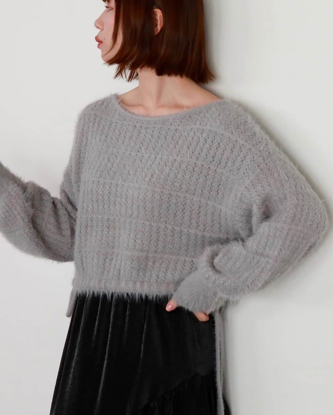archives_officialのインスタグラム：「【new arrival】 \\ すっきりとした着こなしに✨ // 肩はドロップショルダーの仕様でゆとりのあるサイズ感。 裾の紐を絞るとすっきりと着こなせます。 腰上の短丈でスタイルアップも叶う一枚！ ボリュームのあるスカートと合わせてもバランスよく着ていただけます💕 ⁡ ⁡ 🏷 ドロストシャギー柄編みニット price:¥5,940 color:ivory/pink/charcoal gray/gray ⁡ ⁡ 🏷️ クロップドドロスト畦ニット price:¥5,940 ivory/orange/gray/black ⁡ ⁡ 店頭•ECサイトにて入荷済み🗓️ ⁡ ⁡ @archives__official  ⁡ ⁡ #アルシーヴ #archives__official#秋コーデ#秋冬コーデ#ニット#カーディガン#ニットコーデ#カーディガンコーデ#カジュアル#大人カジュアル#フェミニンコーデ#ドロストニット」