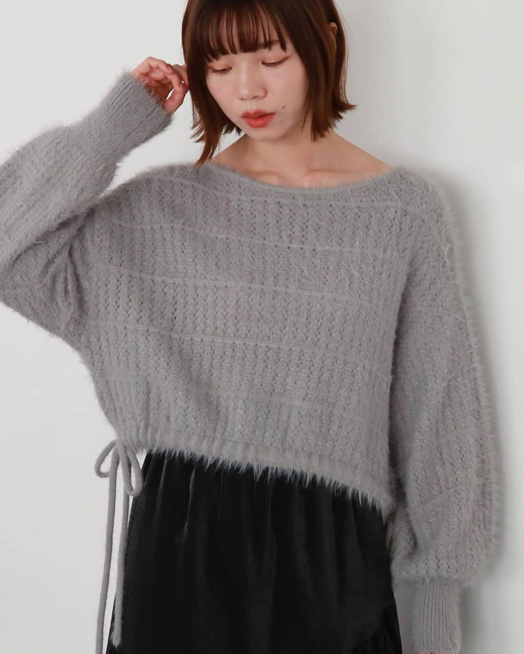 archives_officialさんのインスタグラム写真 - (archives_officialInstagram)「【new arrival】 \\ すっきりとした着こなしに✨ // 肩はドロップショルダーの仕様でゆとりのあるサイズ感。 裾の紐を絞るとすっきりと着こなせます。 腰上の短丈でスタイルアップも叶う一枚！ ボリュームのあるスカートと合わせてもバランスよく着ていただけます💕 ⁡ ⁡ 🏷 ドロストシャギー柄編みニット price:¥5,940 color:ivory/pink/charcoal gray/gray ⁡ ⁡ 🏷️ クロップドドロスト畦ニット price:¥5,940 ivory/orange/gray/black ⁡ ⁡ 店頭•ECサイトにて入荷済み🗓️ ⁡ ⁡ @archives__official  ⁡ ⁡ #アルシーヴ #archives__official#秋コーデ#秋冬コーデ#ニット#カーディガン#ニットコーデ#カーディガンコーデ#カジュアル#大人カジュアル#フェミニンコーデ#ドロストニット」11月12日 17時33分 - archives__official