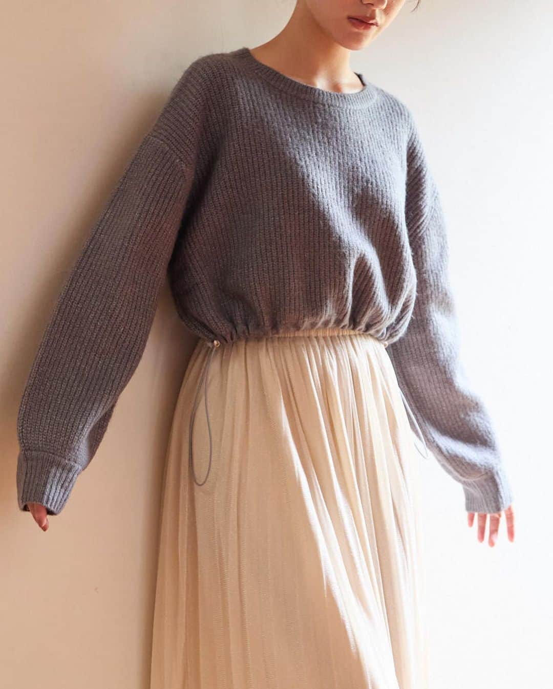 archives_officialさんのインスタグラム写真 - (archives_officialInstagram)「【new arrival】 \\ すっきりとした着こなしに✨ // 肩はドロップショルダーの仕様でゆとりのあるサイズ感。 裾の紐を絞るとすっきりと着こなせます。 腰上の短丈でスタイルアップも叶う一枚！ ボリュームのあるスカートと合わせてもバランスよく着ていただけます💕 ⁡ ⁡ 🏷 ドロストシャギー柄編みニット price:¥5,940 color:ivory/pink/charcoal gray/gray ⁡ ⁡ 🏷️ クロップドドロスト畦ニット price:¥5,940 ivory/orange/gray/black ⁡ ⁡ 店頭•ECサイトにて入荷済み🗓️ ⁡ ⁡ @archives__official  ⁡ ⁡ #アルシーヴ #archives__official#秋コーデ#秋冬コーデ#ニット#カーディガン#ニットコーデ#カーディガンコーデ#カジュアル#大人カジュアル#フェミニンコーデ#ドロストニット」11月12日 17時33分 - archives__official
