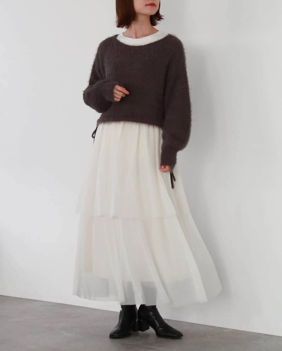 archives_officialさんのインスタグラム写真 - (archives_officialInstagram)「【new arrival】 \\ すっきりとした着こなしに✨ // 肩はドロップショルダーの仕様でゆとりのあるサイズ感。 裾の紐を絞るとすっきりと着こなせます。 腰上の短丈でスタイルアップも叶う一枚！ ボリュームのあるスカートと合わせてもバランスよく着ていただけます💕 ⁡ ⁡ 🏷 ドロストシャギー柄編みニット price:¥5,940 color:ivory/pink/charcoal gray/gray ⁡ ⁡ 🏷️ クロップドドロスト畦ニット price:¥5,940 ivory/orange/gray/black ⁡ ⁡ 店頭•ECサイトにて入荷済み🗓️ ⁡ ⁡ @archives__official  ⁡ ⁡ #アルシーヴ #archives__official#秋コーデ#秋冬コーデ#ニット#カーディガン#ニットコーデ#カーディガンコーデ#カジュアル#大人カジュアル#フェミニンコーデ#ドロストニット」11月12日 17時33分 - archives__official