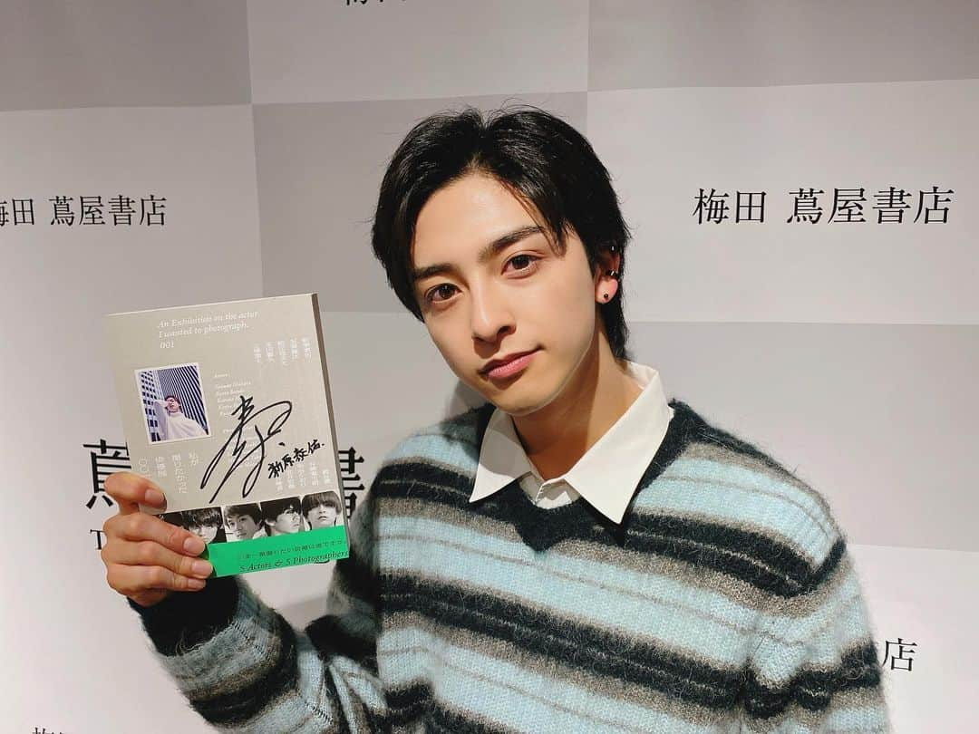 新原泰佑のインスタグラム：「『 #私が撮りたかった俳優展 001』  写真集サイン会 in 大阪   ご来場くださった皆様 ありがとうございました💫  写真集のことから舞台やドラマの感想まで色々なお話が聞けて嬉しかったです☺️  また皆様にお会いできるように 頑張りますので、これからも応援よろしくお願いします🔥  @unfilo_mens_official」