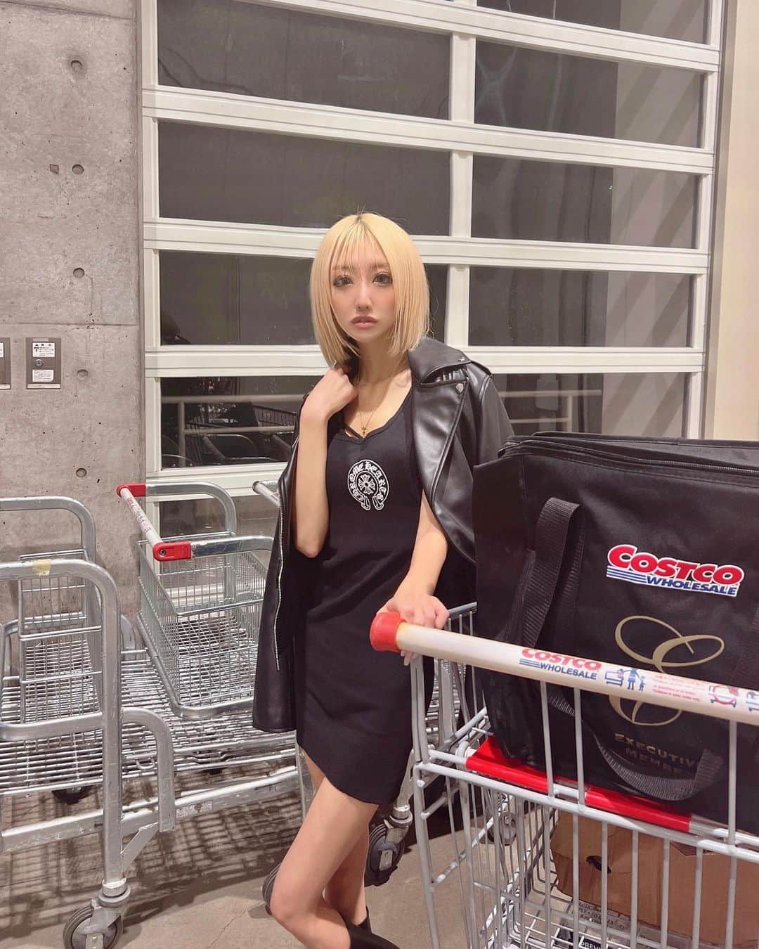 藤堂静華のインスタグラム：「︎︎︎︎☑︎ 𝐨𝐨𝐭𝐝 ‪‪❤︎‬  Costco行った時の🛒🩷  クロムの新作やっと着れた🥺🫶🏼かわいい。 これメンズのタンクトップなんだけど 私はワンピとして着てます✨✨  #ootd#coordinate #fashion #ZARA #ChromeHearts#クロム女子#クロムハーツ」