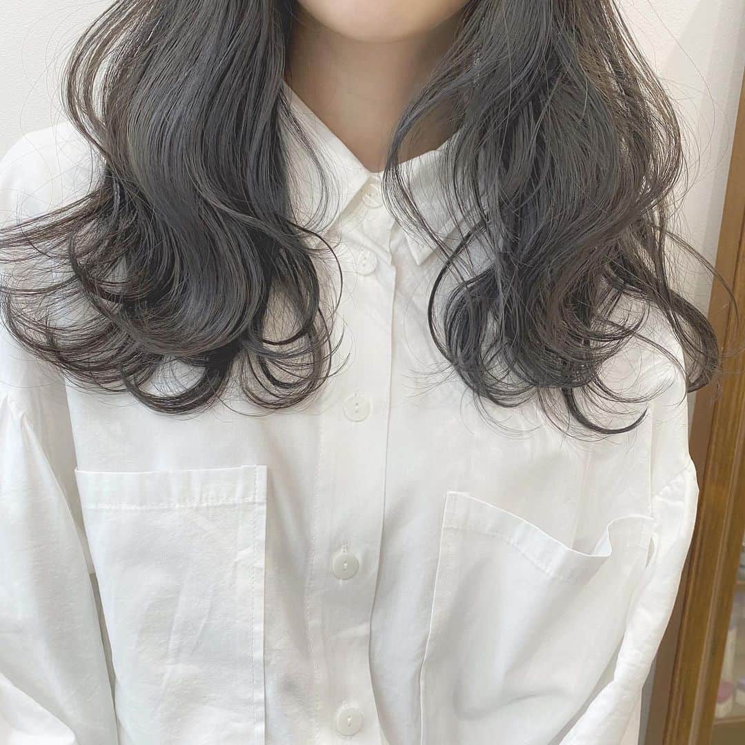 兼井遼のインスタグラム：「オリーブグレージュ＊  柔らかくほつれるヘア😌  ツヤのある 暗くても透明のある カラーならお任せください☺️  11月12月のご予約も まだまだお取りできます🙇🏻  ご質問などは コメントにてお問い合わせください！😌  #ケアカラー  #ヘアアレンジ  #ケアダブルカラー  #巻き方  #髪質改善カラー  #イルミナカラー  #ミルクティーベージュ #グレージュ  #ケアブリーチ  #ハイライトカラー  #ハイトーンカラー  #ブリーチ  #ダブルカラー   #インナーカラー  #オリーブアッシュ  #グラデーションカラー  #グレージュカラー  #ツヤトーン  #パーマ  #艶髪  #外国人風  #髪質改善トリートメント  #くびれヘア  #シースルーバング  #髪質改善  #ラベンダーグレージュ  #オリーブグレージュ  #トリートメント  #ヘアアクセサリー　#インナーハイライトします」